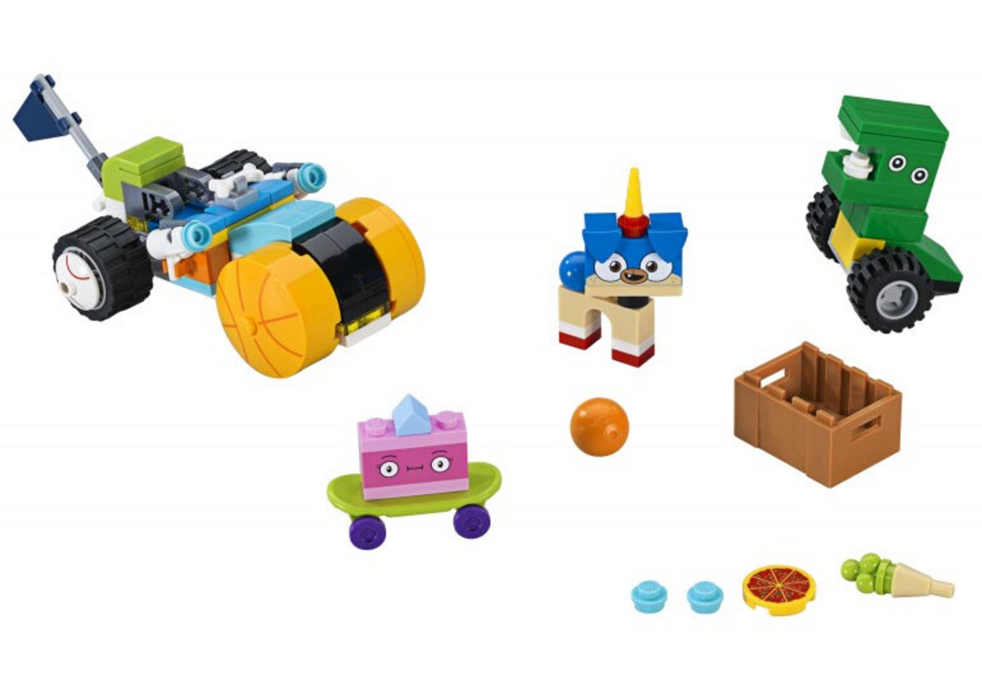 L'immagine presenta giocattoli LEGO: auto, unicorno, mostro verde, torta sullo skateboard, palla arancione, cassa ed elementi alimentari.