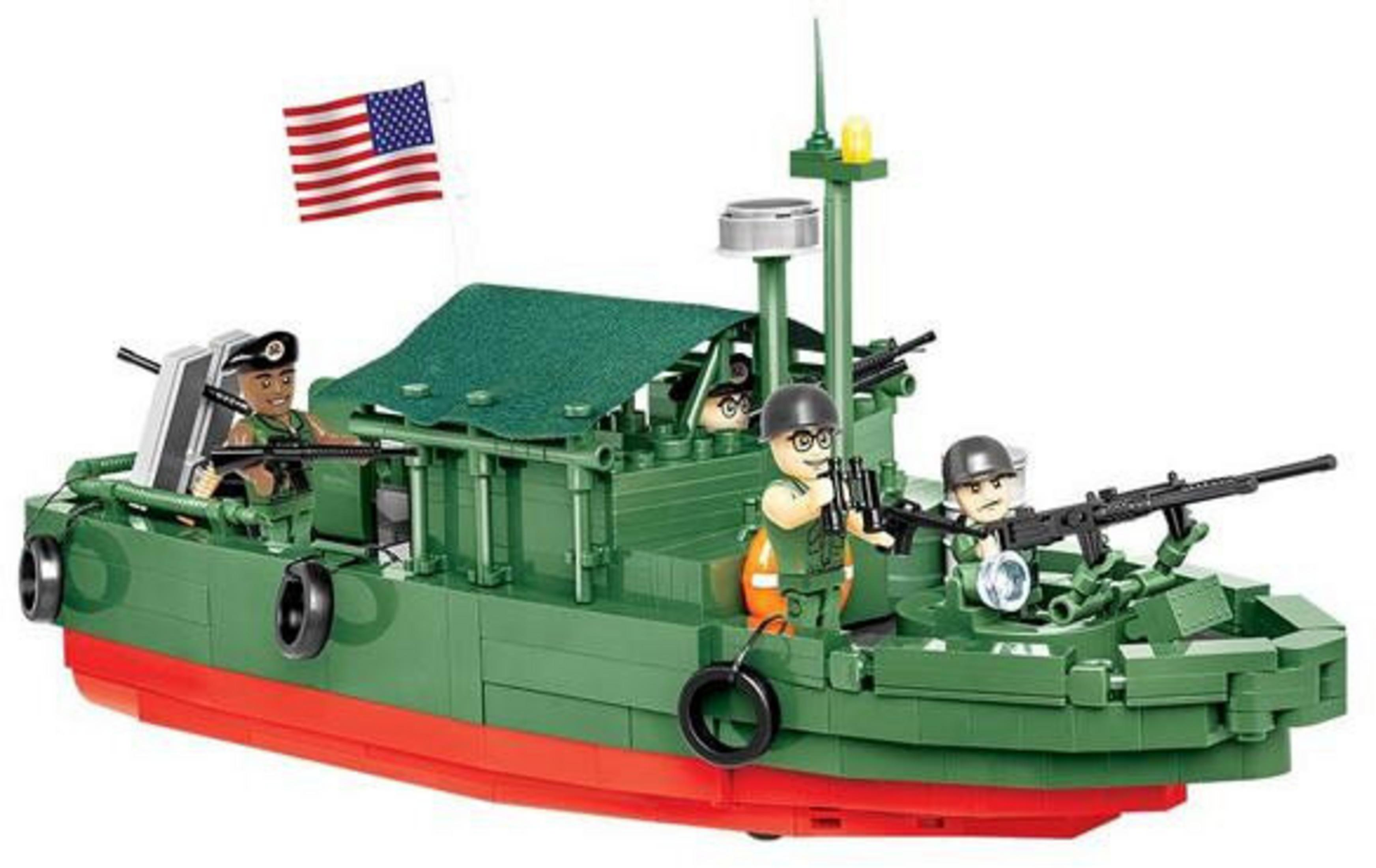 Zielona i czerwona zabawka łódź z żołnierzami i flagą USA. Żołnierze trzymają broń. Łódź jest zbudowana z klocków.