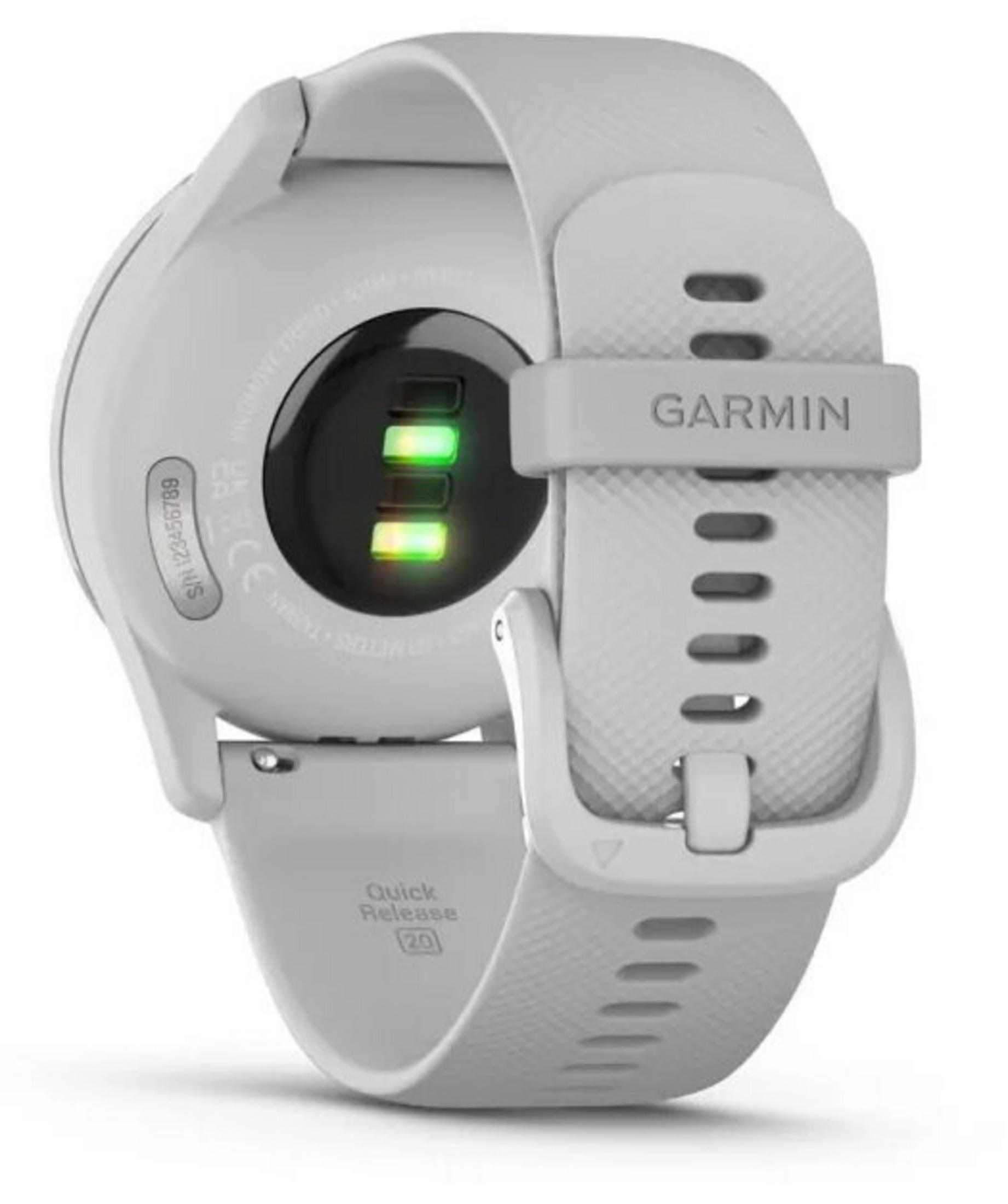 Biały zegarek Garmin jest wyświetlany od tyłu, pokazując czujnik tętna i szczegóły paska.