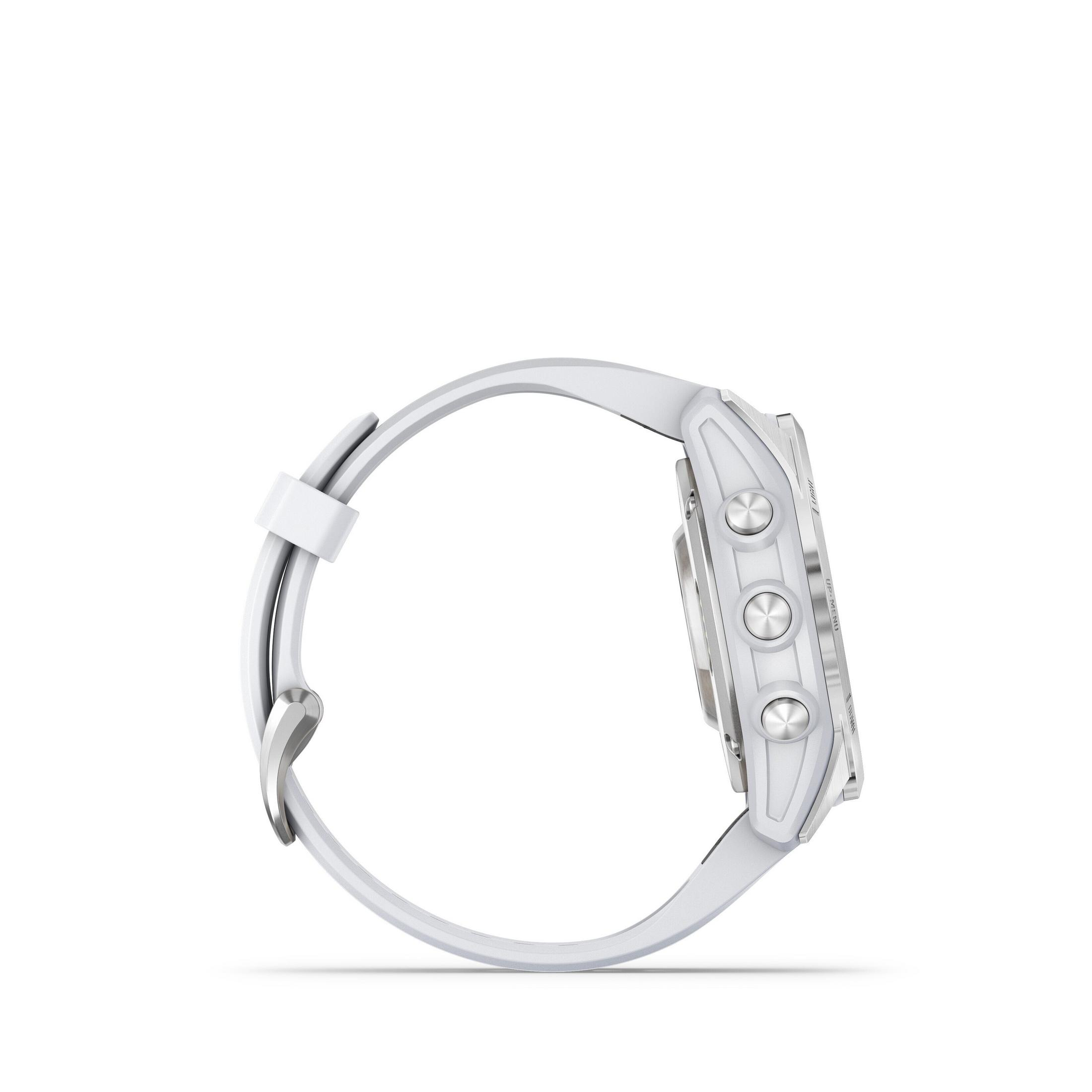 Biały smartwatch z białym paskiem, widok z boku. Trzy przyciski na tarczy. Wyizolowany na białym tle.