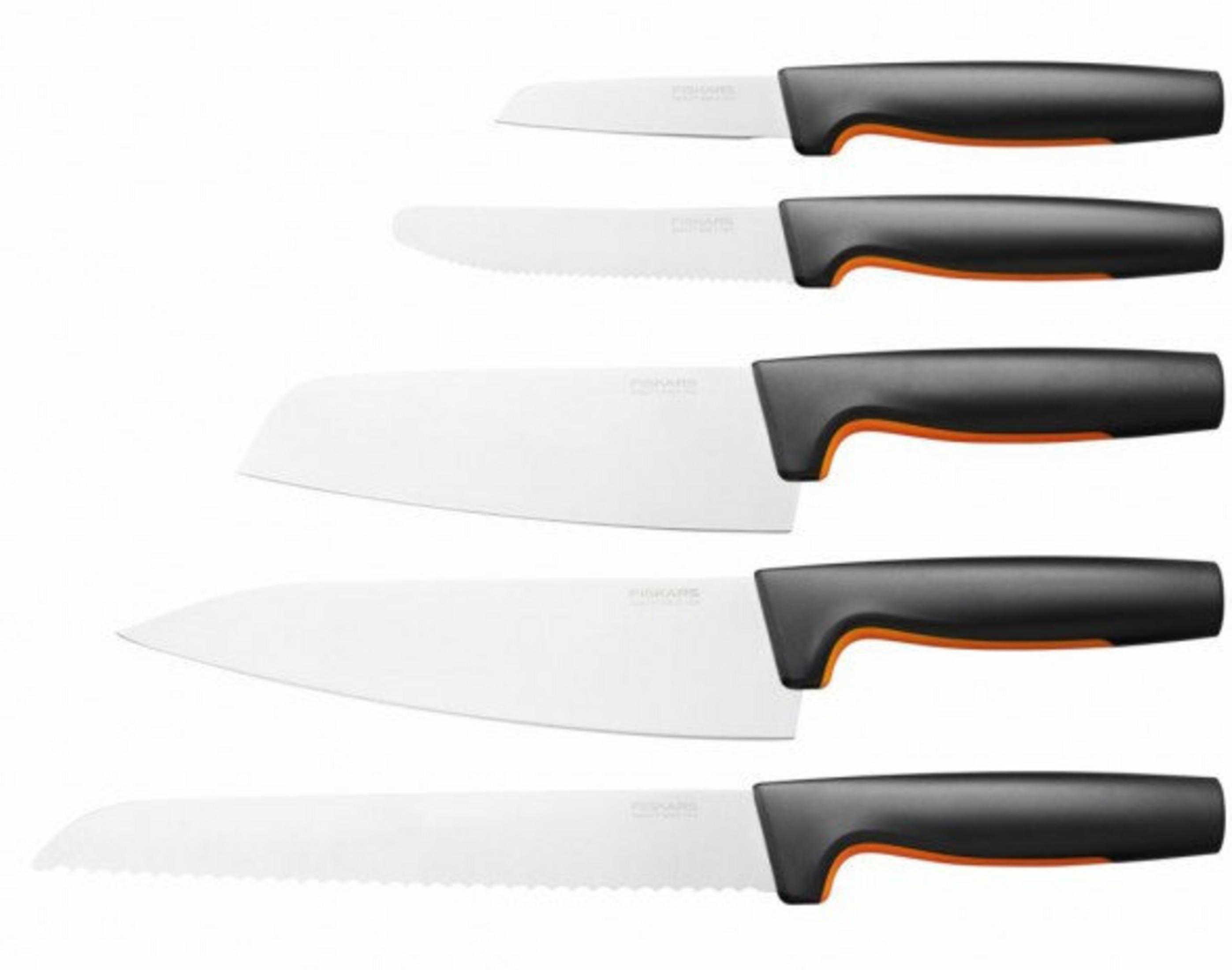 Pięć noży kuchennych z białymi ostrzami i czarnymi uchwytami z pomarańczowymi akcentami ułożonych pionowo.