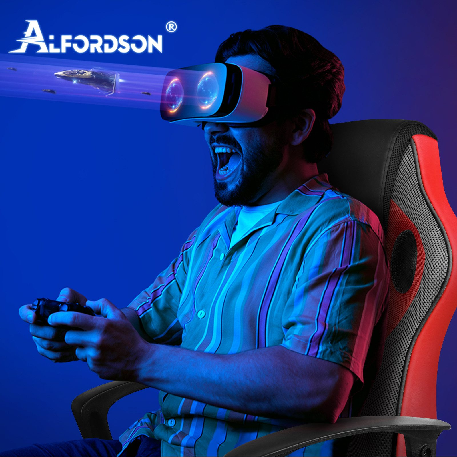 Ein Mann mit VR-Headset spielt mit einem Controller. Raumschiffe werden im Headset angezeigt. Er sitzt in einem roten Gaming-Stuhl.