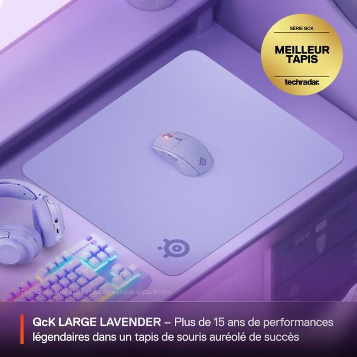 Un tappetino per mouse lavanda con un mouse bianco. Sono visibili cuffie e tastiera. Un adesivo dorato dice 'MEILLEUR TAPIS'.