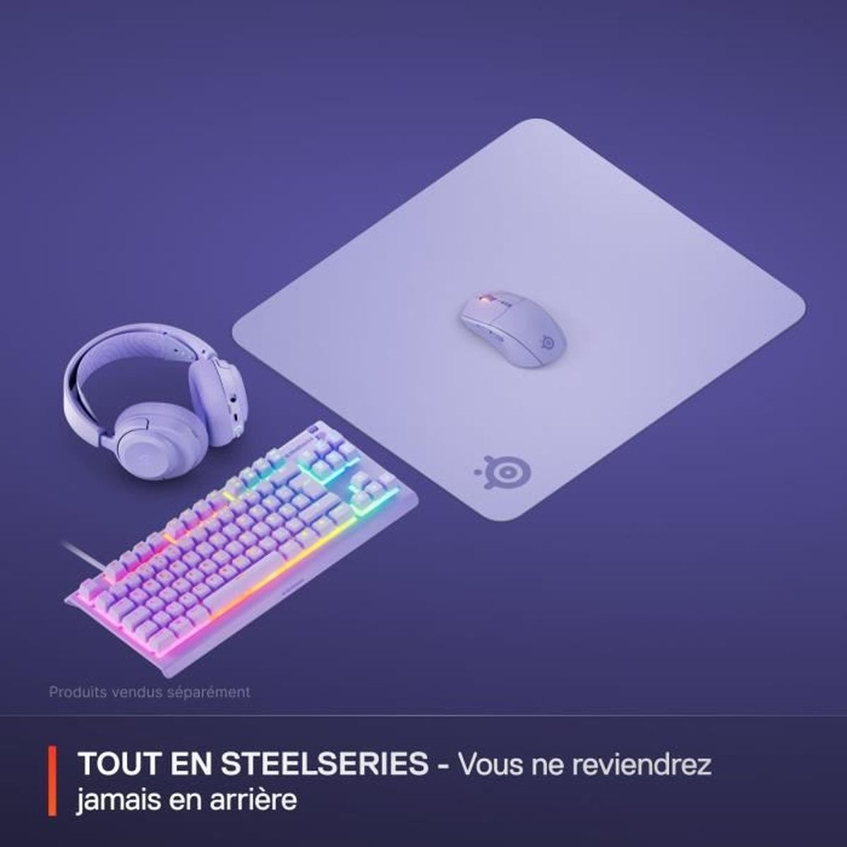 Vengono visualizzati una tastiera, un mouse, un tappetino per il mouse e delle cuffie. La tastiera ha luci colorate. Tutto su sfondo viola.