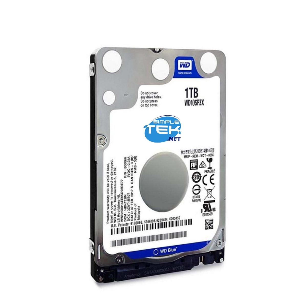 Disco duro WD Blue de 1TB. Las etiquetas muestran el modelo, la capacidad y los detalles del fabricante sobre un fondo blanco.