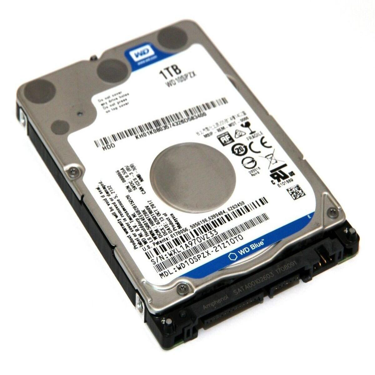 Un disco duro WD Blue de 1TB. Tiene etiquetas con texto y una carcasa metálica plateada. El conector está abajo.