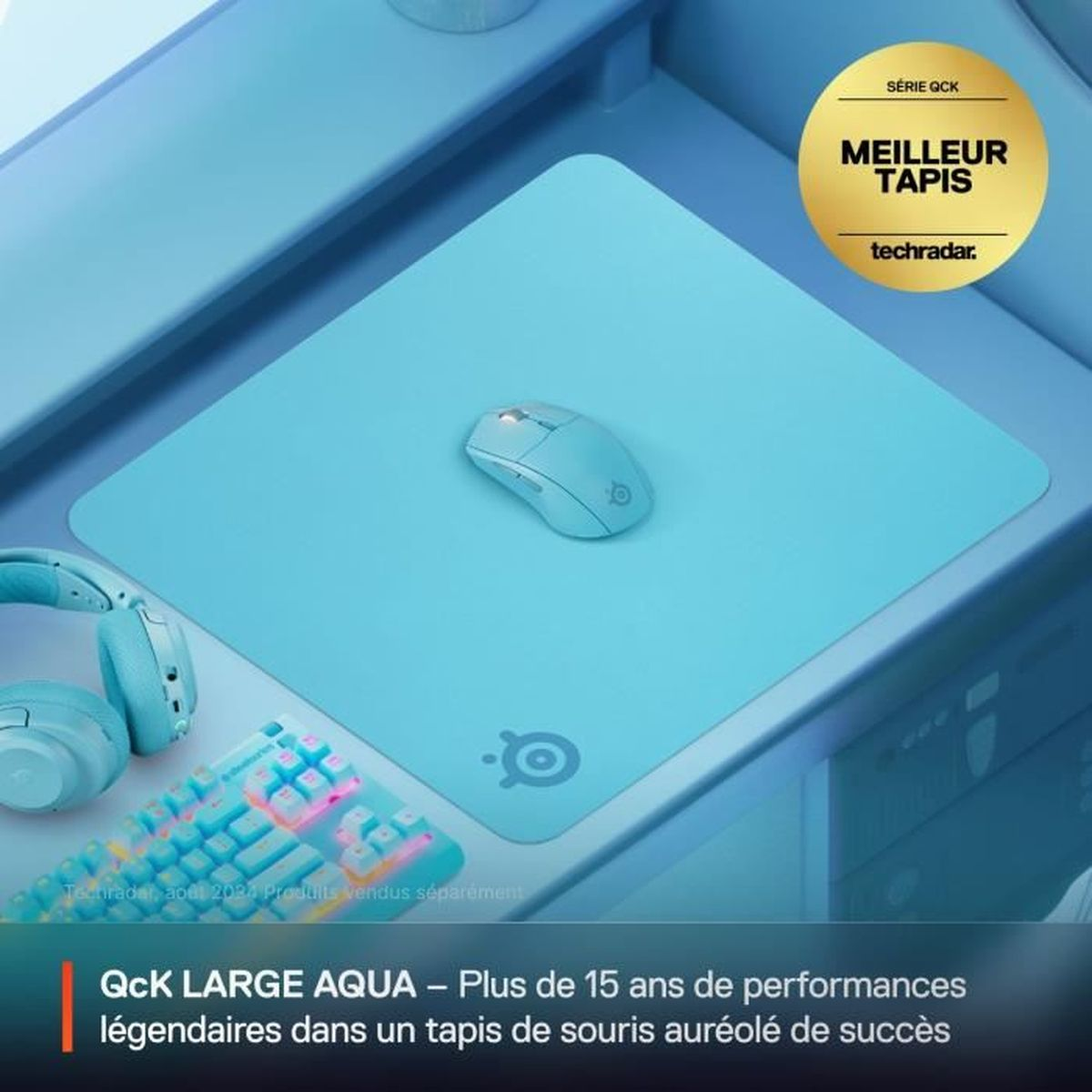 Un tappetino per mouse azzurro con un mouse azzurro. Una tastiera e delle cuffie sono sullo sfondo. Il testo dice 'MEILLEUR TAPIS'.