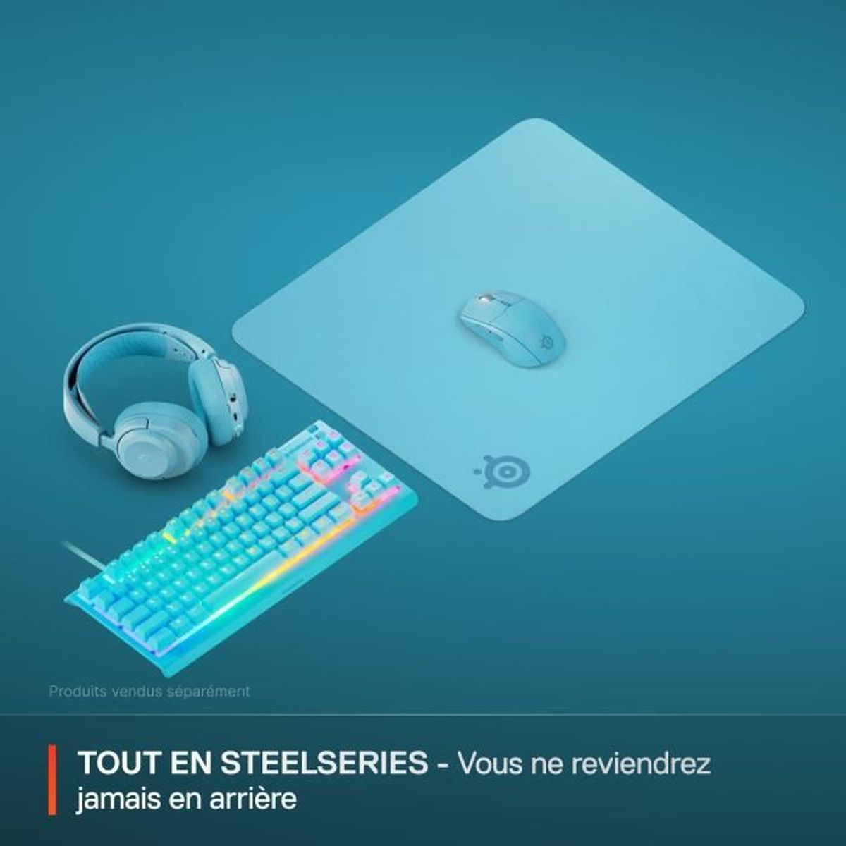 Un setup da gaming: tastiera, mouse, cuffie e tappetino, tutto in azzurro. La tastiera ha tasti illuminati colorati. Il marchio è SteelSeries.