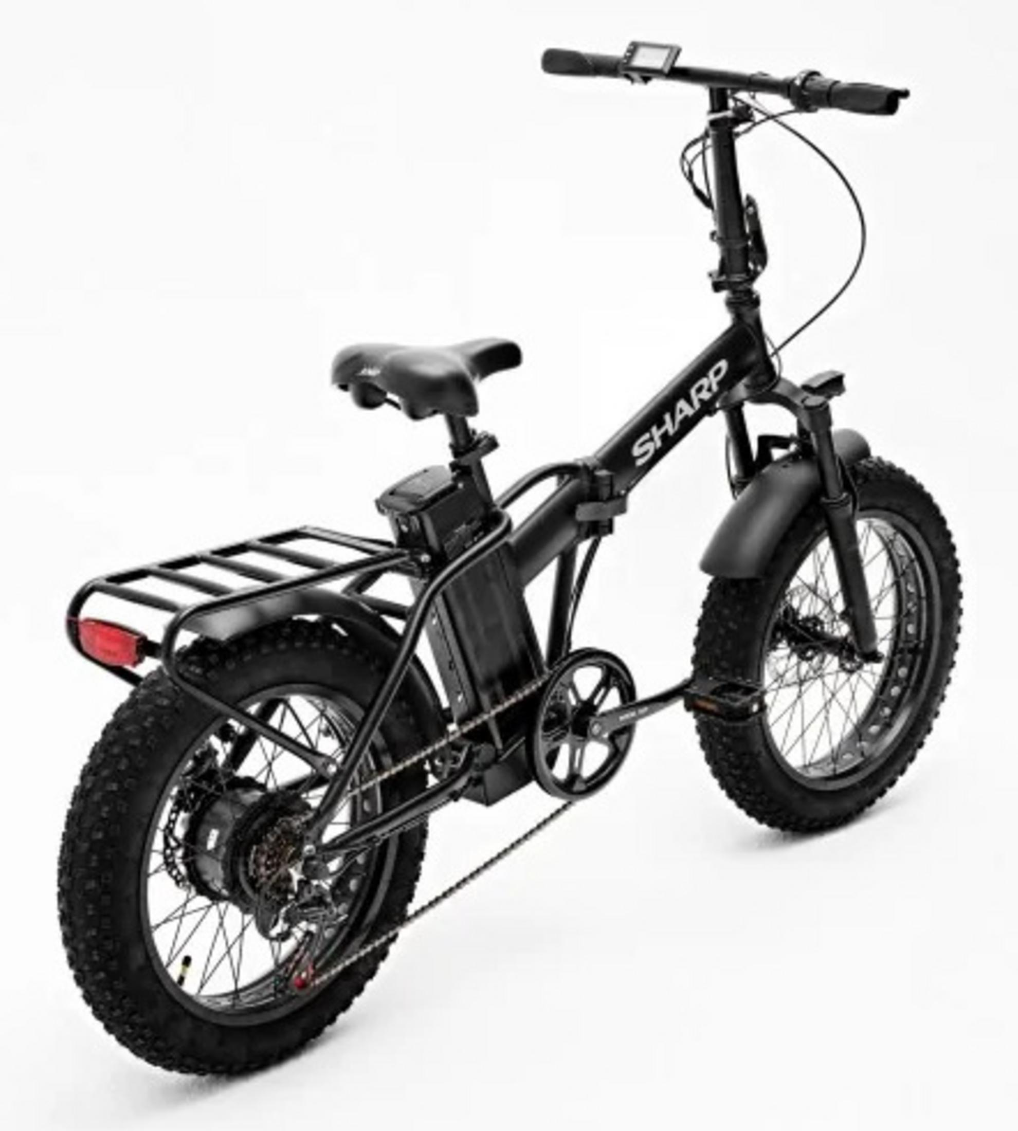 Una bicicletta elettrica SHARP nera con pneumatici spessi, portapacchi e batteria. Su sfondo bianco.