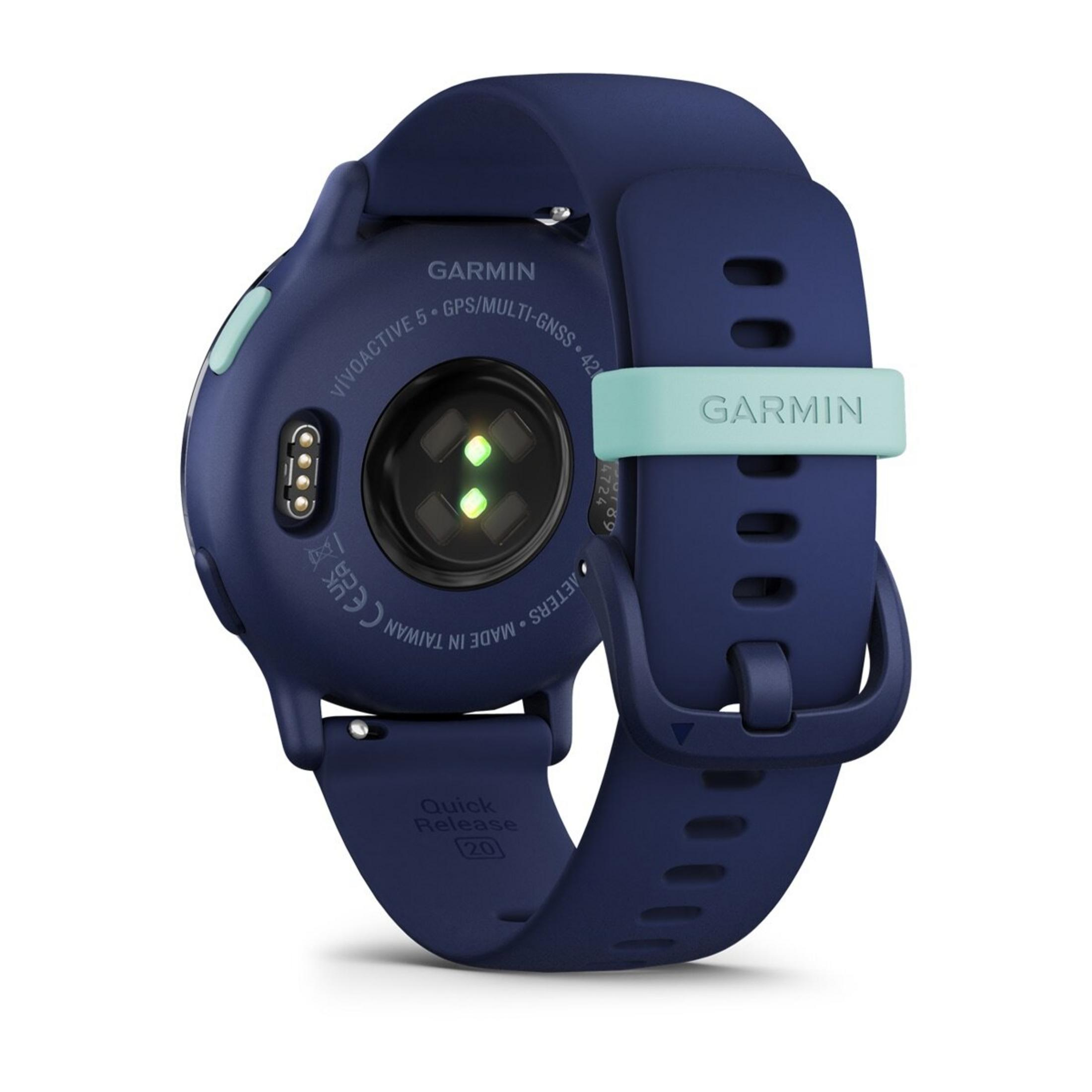 Granatowy smartwatch Garmin Vivoactive 5. Posiada granatowy pasek i jasnoniebieskie akcenty. Tył posiada czujniki.