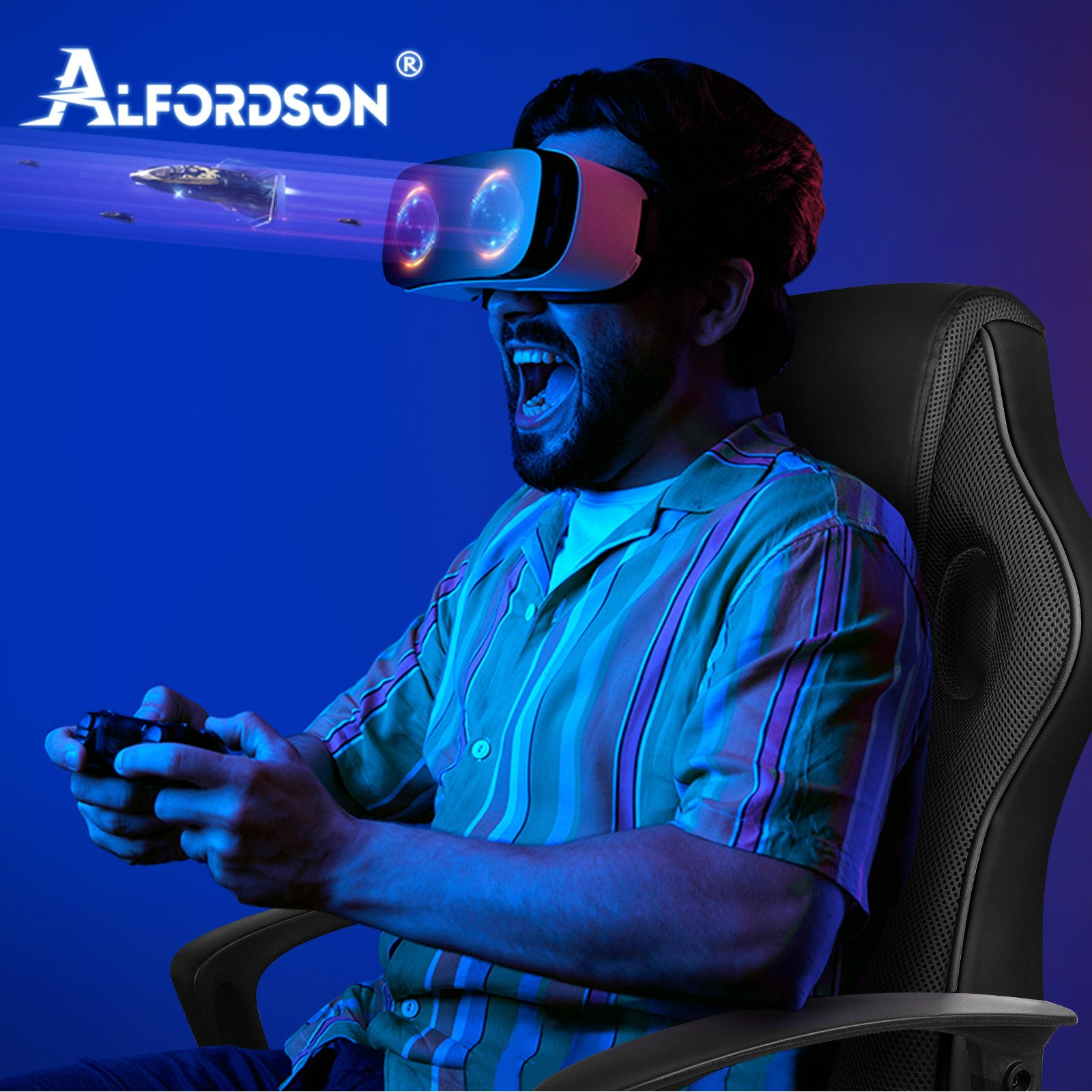 Mann mit VR-Headset, spielt Videospiel, sitzt in einem schwarzen Stuhl. Raumschiffe kommen aus dem VR-Headset.
