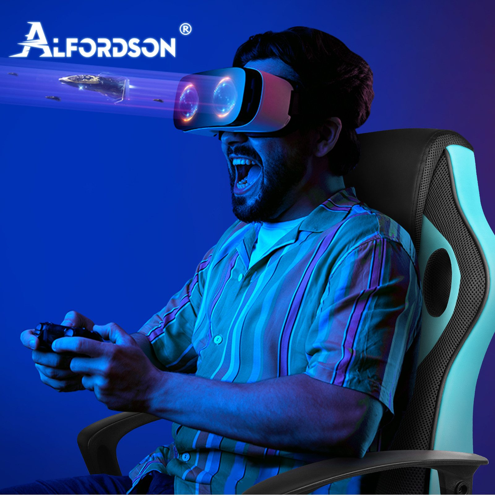 Mann mit VR-Headset, der ein Spiel spielt. Raumschiffe werden in der VR-Ansicht gezeigt. Er sitzt auf einem Gaming-Stuhl.