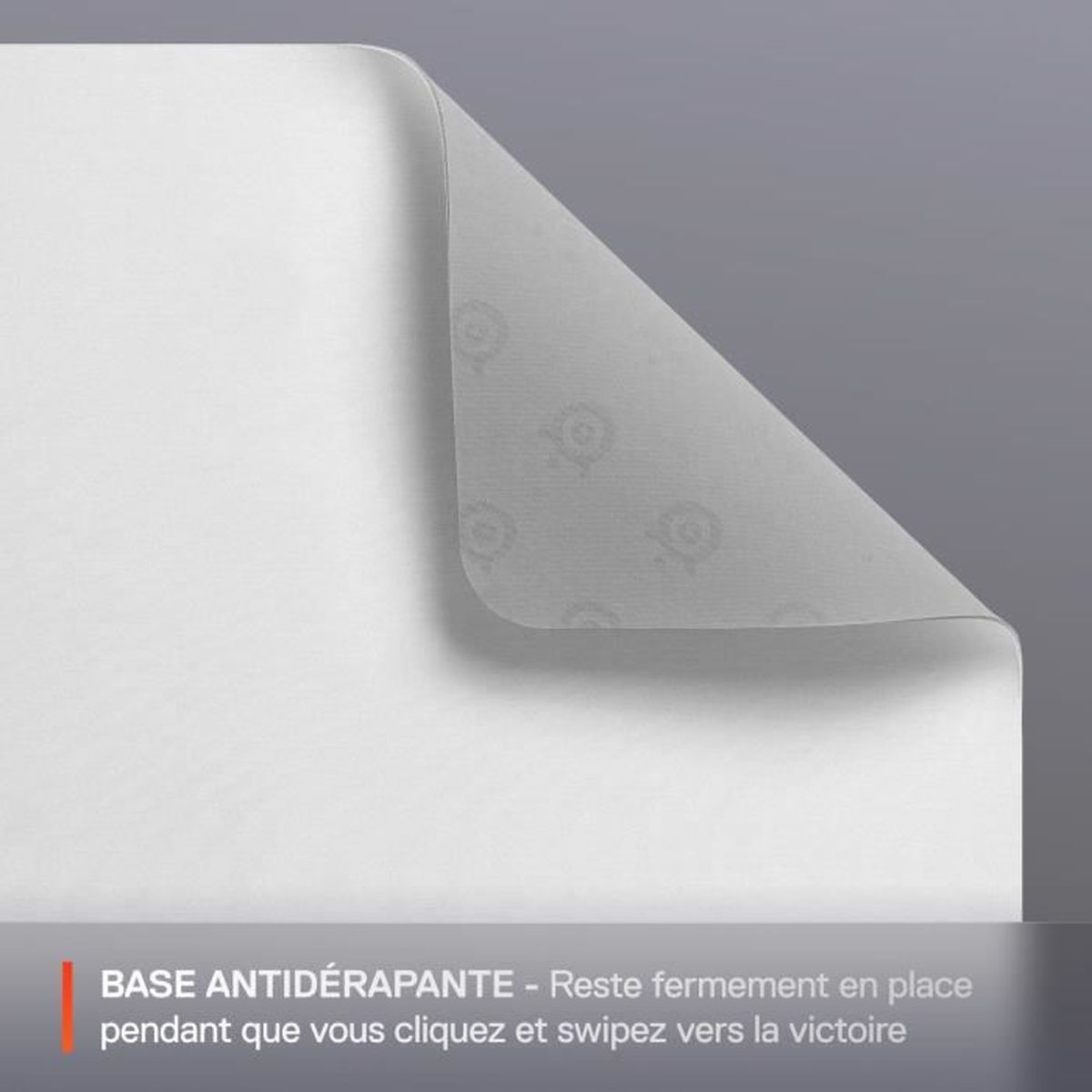 Ein weißes Mauspad mit hochgeklappter Ecke, das die gemusterte Unterseite zeigt. Unten steht: 'Rutschfeste Basis, bleibt fest an Ort und Stelle'.