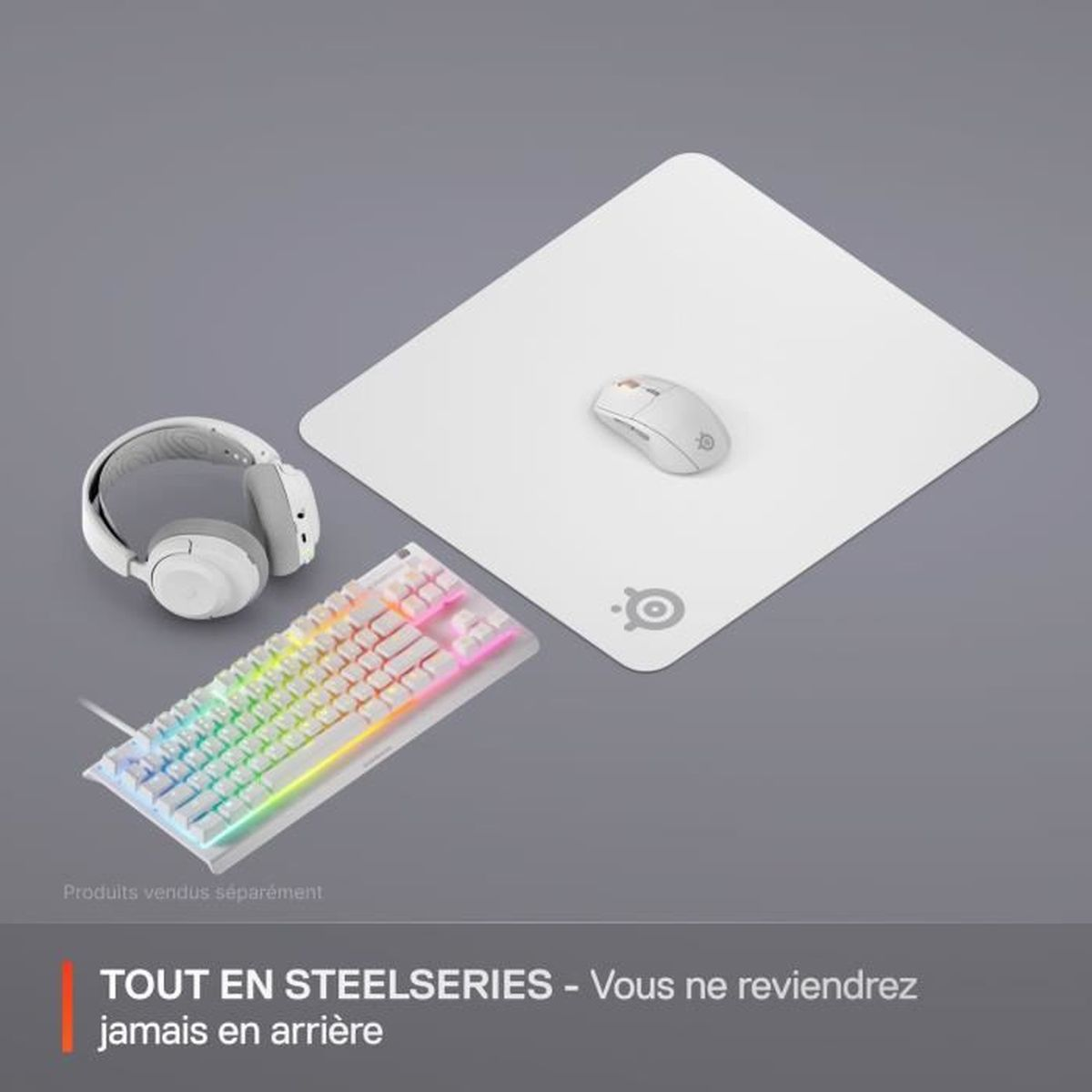 Weißes Gaming-Setup: Tastatur, Maus, Kopfhörer auf grauem Hintergrund. Tastatur hat bunte Lichter. Mauspad und Headset sind weiß.