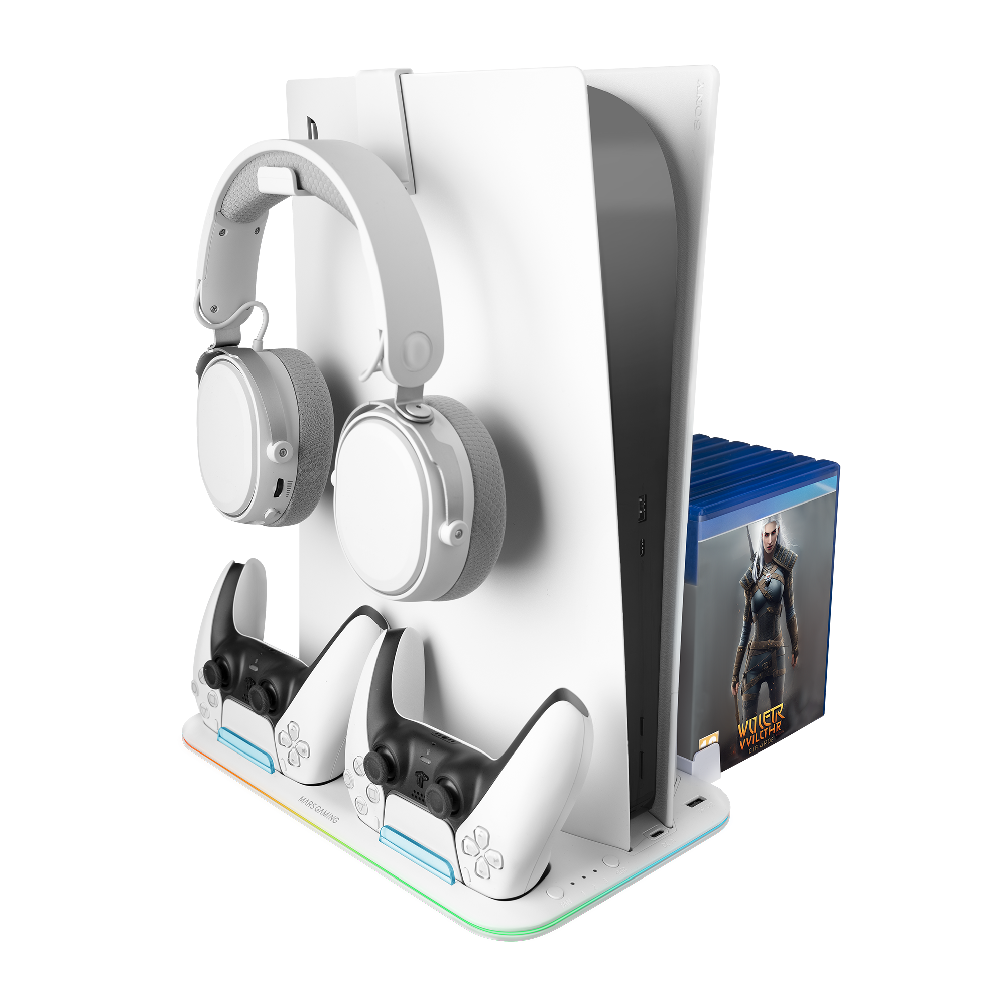 Una estación de juego blanca sostiene unos auriculares, mandos y una PS5. Una caja del juego Witcher está al lado.
