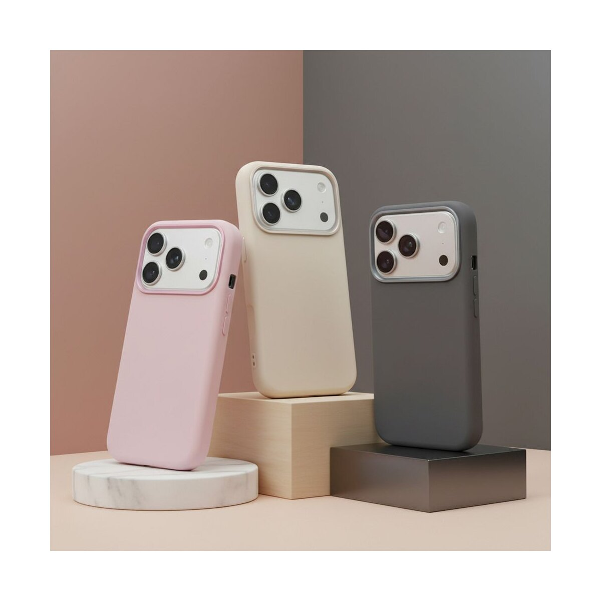 Drei Smartphones in Hüllen: rosa, beige und grau. Sie stehen auf Holzblöcken und einem Marmorkreis vor einem zweifarbigen Hintergrund.