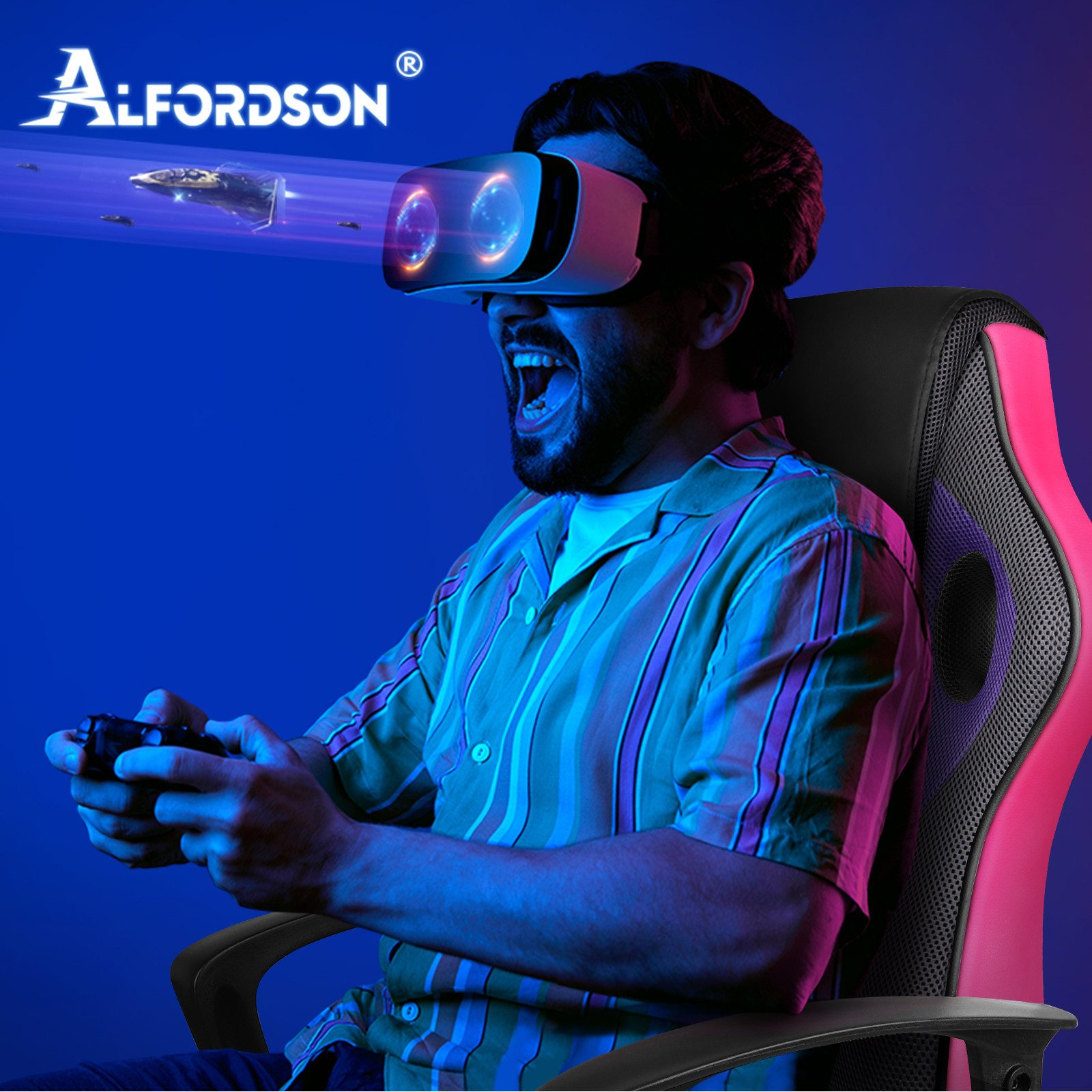 Mann mit VR-Headset spielt mit Controller, sitzt in Stuhl. Raumschiffe erscheinen in der VR-Projektion.