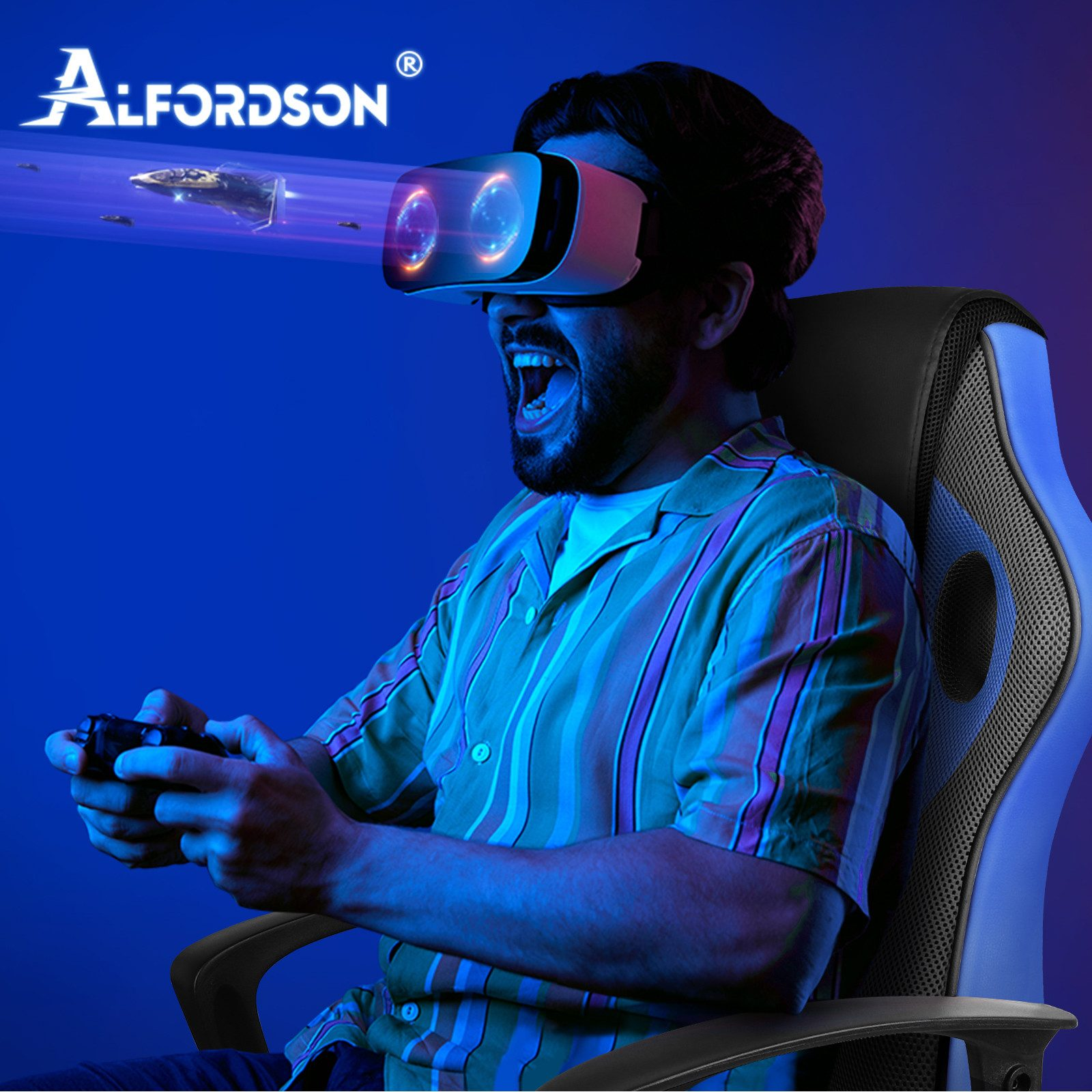 Mann mit VR-Headset, spielt mit Controller, sitzt im Stuhl. Weltraumszene im Headset projiziert.