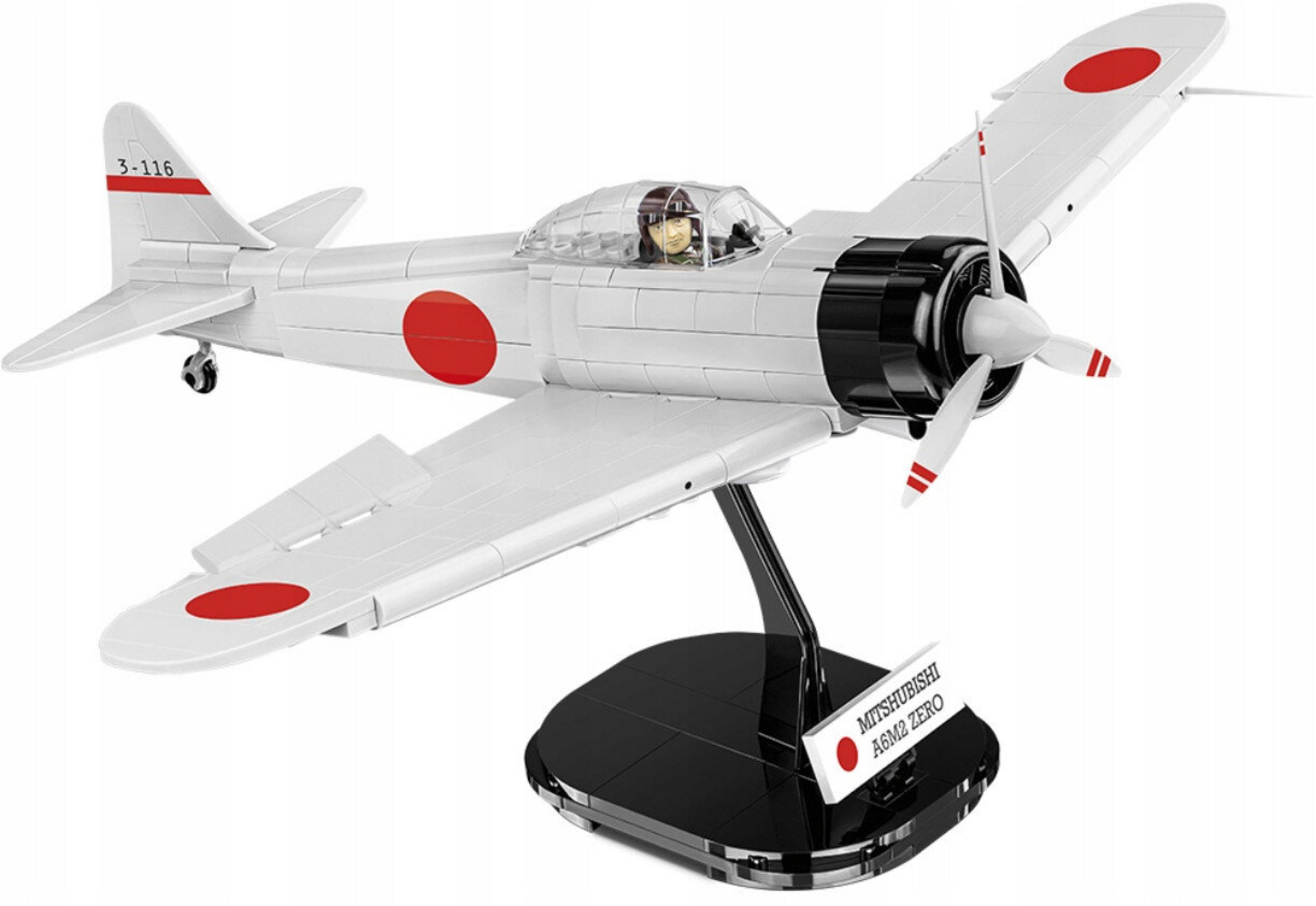 Biały model samolotu Mitsubishi A6M2 Zero z czerwonymi okrągłymi emblematami. Ma figurkę pilota w kokpicie i stoi na czarnym stojaku.