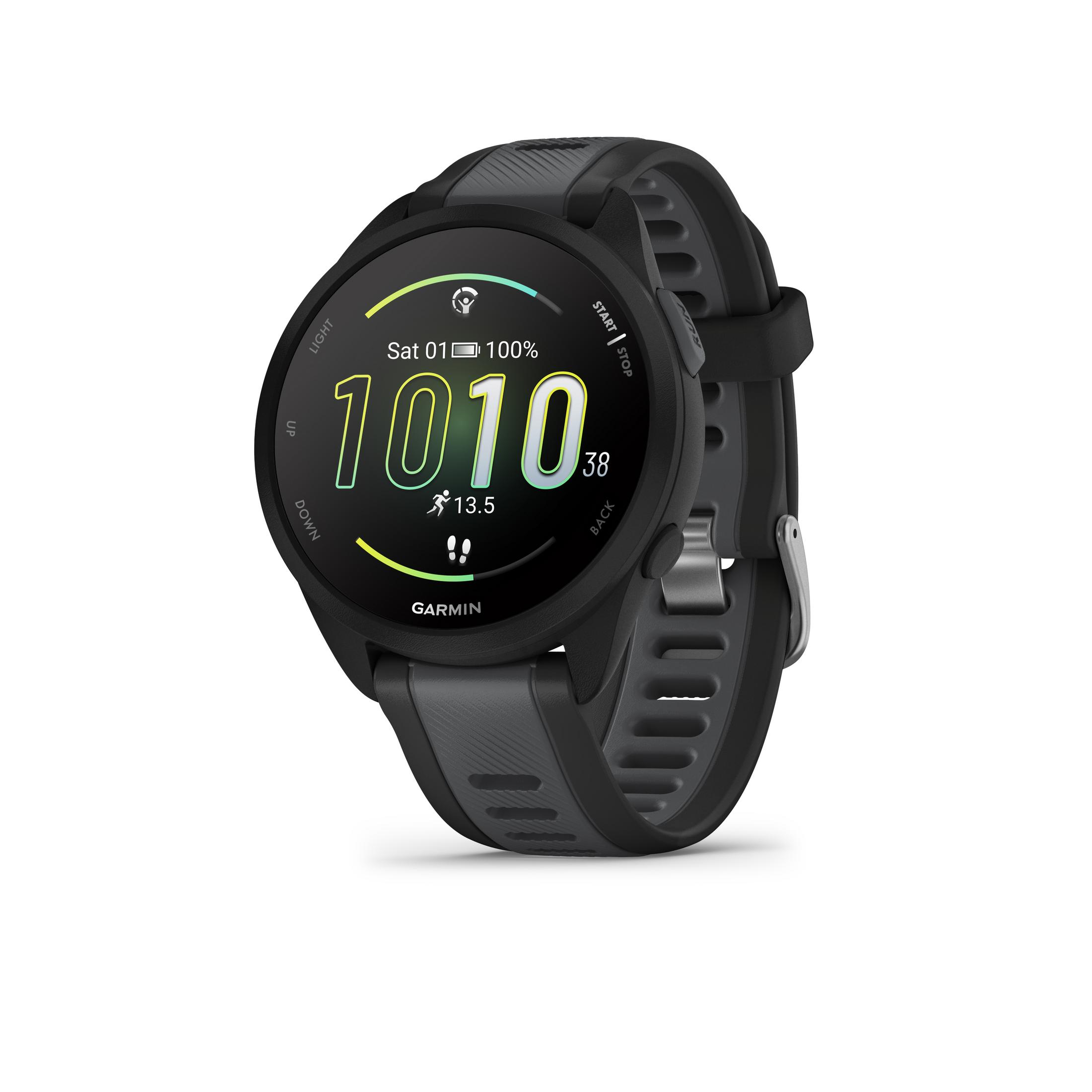 El reloj Garmin negro muestra '10:10' en su pantalla, mostrando la fecha, la batería y los datos de actividad sobre un fondo blanco.