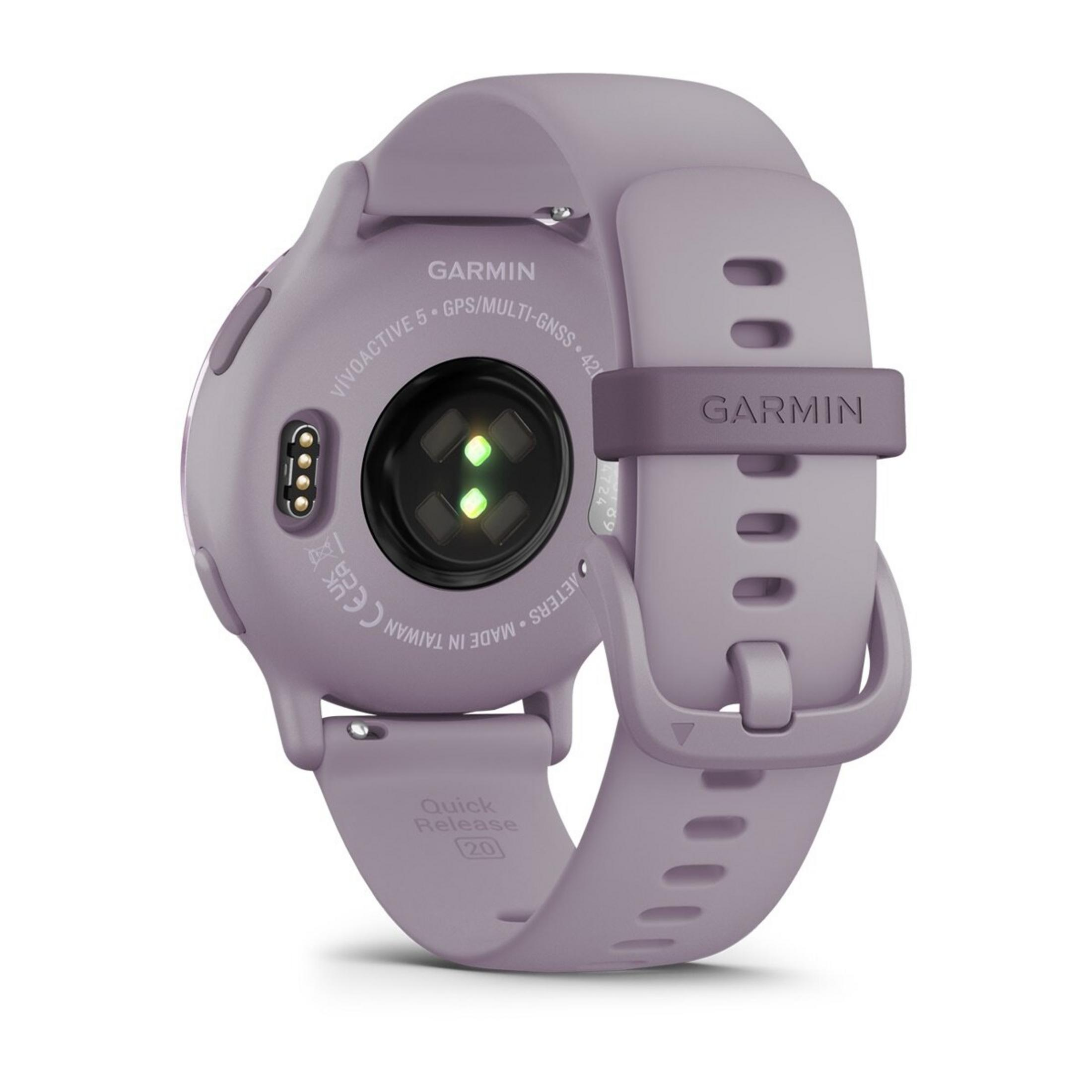 Een lavendelkleurige Garmin VIVOACTIVE 5 smartwatch. De achterkant toont sensoren, oplaadcontacten en een bandje met het Garmin-logo.