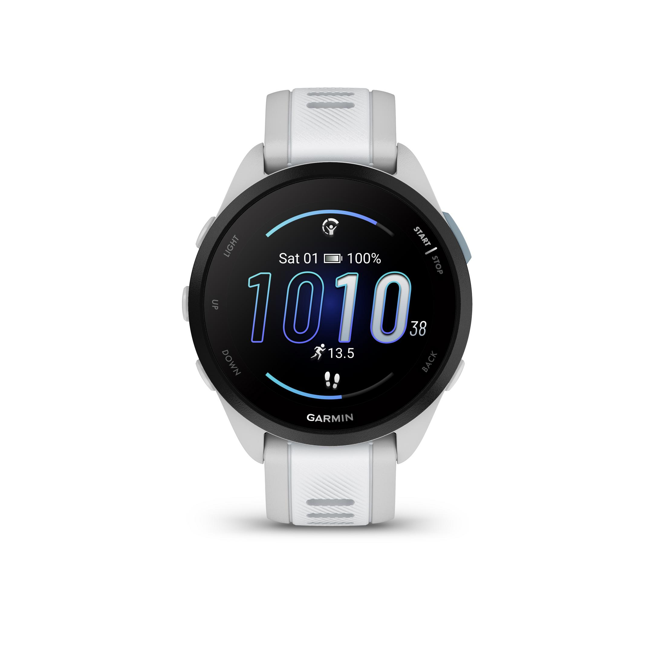 Een witte Garmin smartwatch toont tijd, datum en activiteitsstatistieken. Het heeft een zwart scherm en witte bandjes.