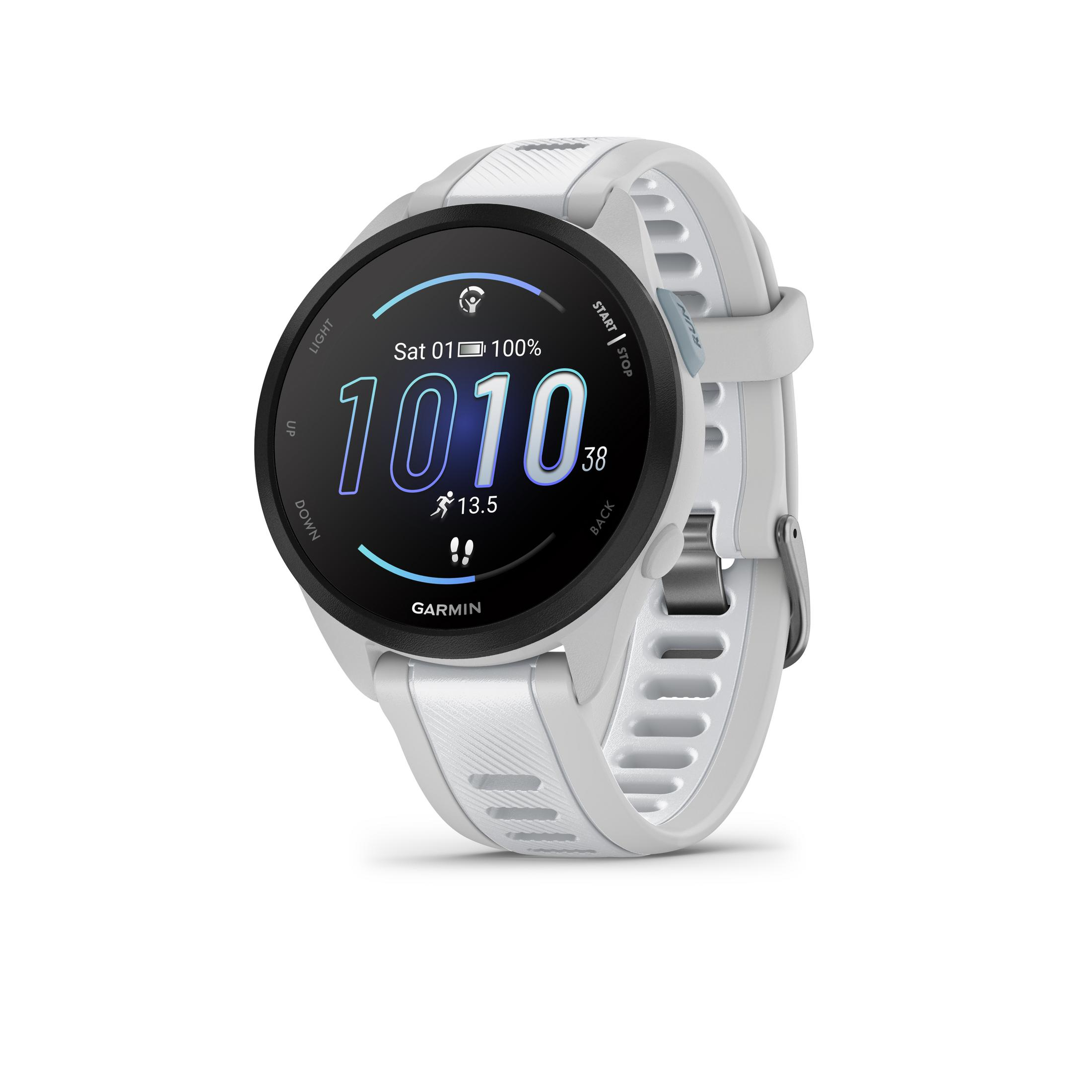 Een witte Garmin-horloge toont tijd, batterij en hardloopstatistieken. Het horloge heeft een zwart scherm en een witte band.