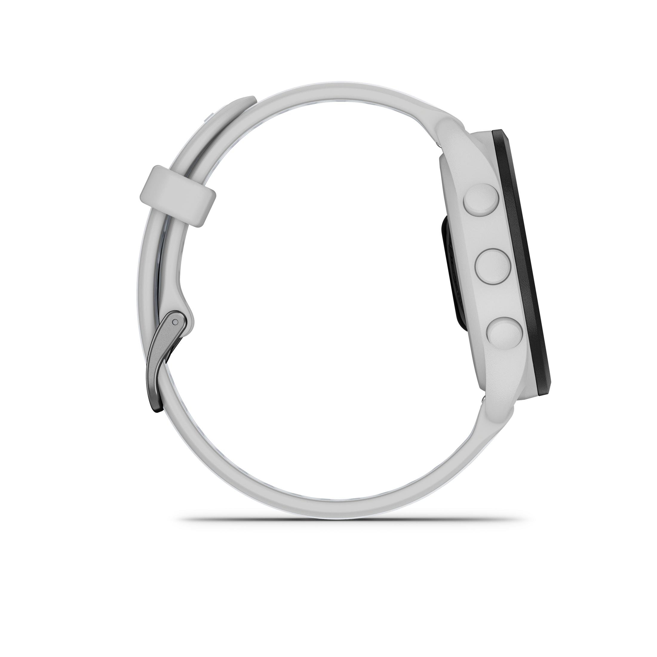 Een witte smartwatch met een zwart scherm wordt in profiel getoond. Drie knoppen bevinden zich aan de rechterkant. Een witte band is bevestigd.