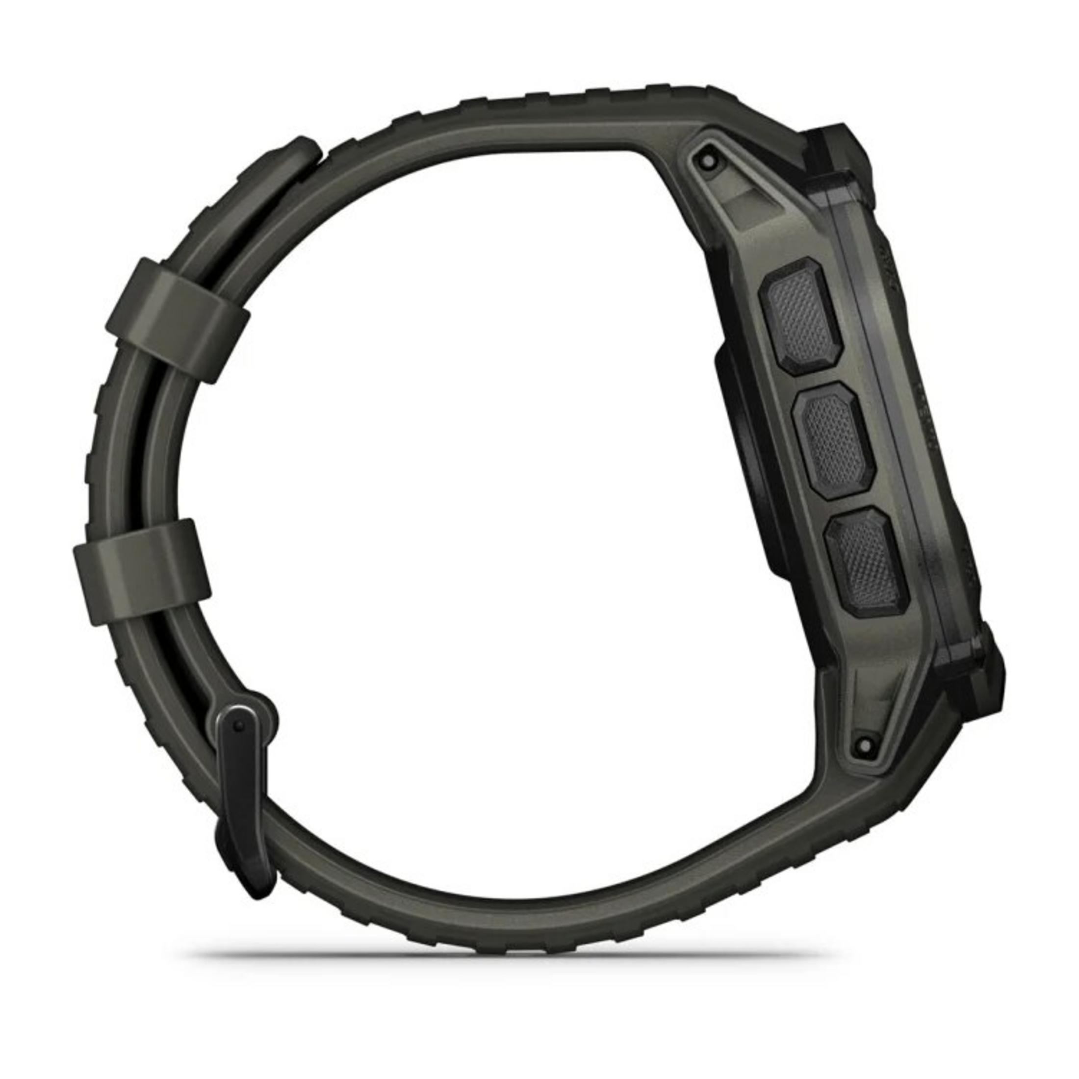 Un reloj inteligente Garmin verde oscuro se ve de lado. El reloj tiene tres botones y una correa. Está sobre un fondo blanco.