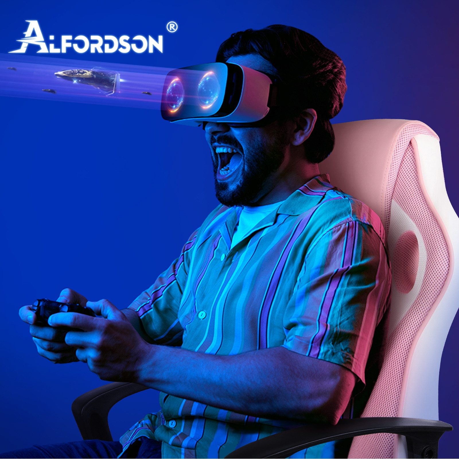 Ein Mann mit VR-Headset spielt, sitzt in einem rosa Gaming-Stuhl, mit Controller und Raumschiffgrafik.