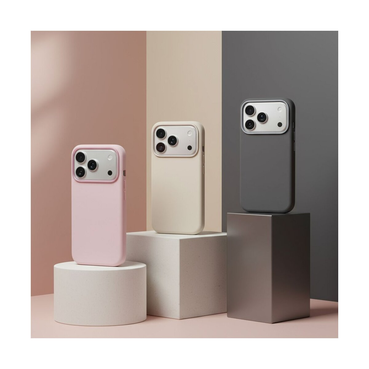 Drei Handyhüllen: rosa, beige und grau. Jede steht auf einem andersfarbigen Block. Hintergrundfarben passen zu den Hüllen.
