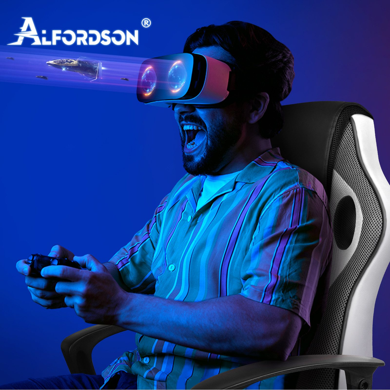 Mann mit VR-Headset, spielt Spiel, sitzt in einem Gaming-Stuhl. Raumschiffe werden im Headset angezeigt.