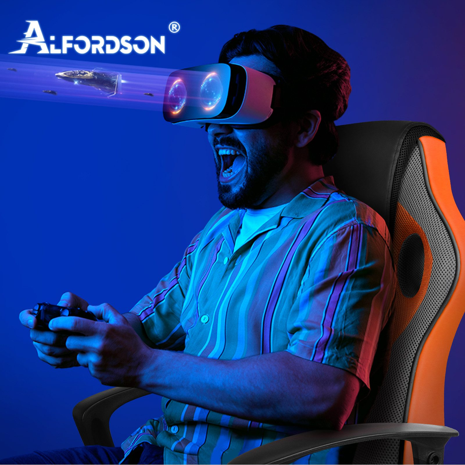 Mann mit VR-Headset spielt mit Controller in einem Gaming-Stuhl. Raumschiffe kommen aus dem Headset. Blauer Hintergrund.