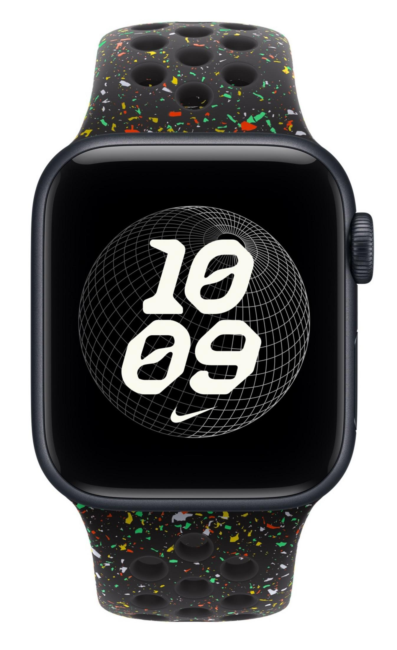 Apple Watch nera con cinturino maculato. Il quadrante mostra l'ora, 10:09, con il logo Nike.