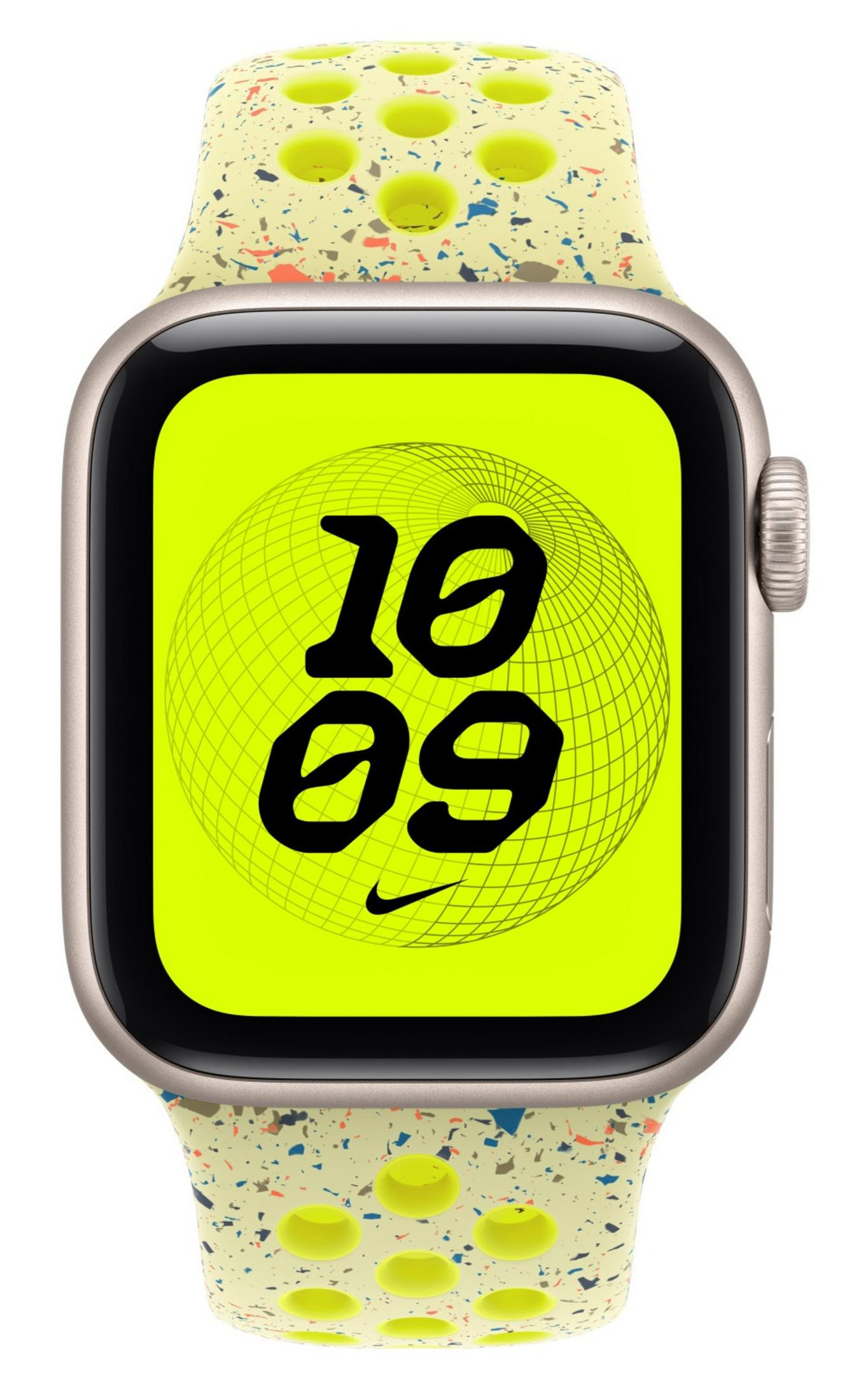 Apple Watch con cinturino giallo chiaro e schermo verde che mostra l'ora e il logo Nike. Il cinturino ha punti colorati.