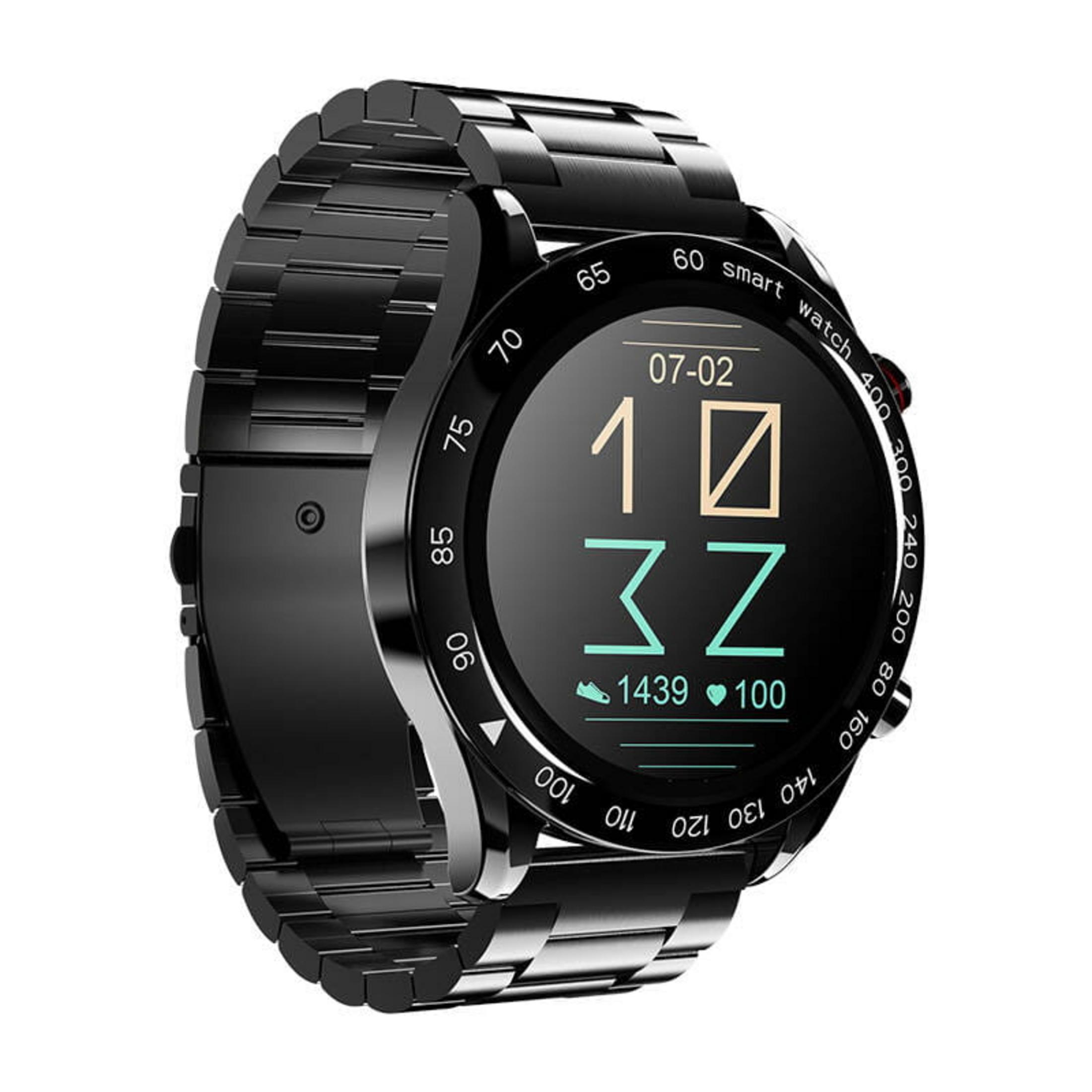Czarny smartwatch z metalową bransoletą wyświetla czas i dane zdrowotne na okrągłym ekranie na białym tle.