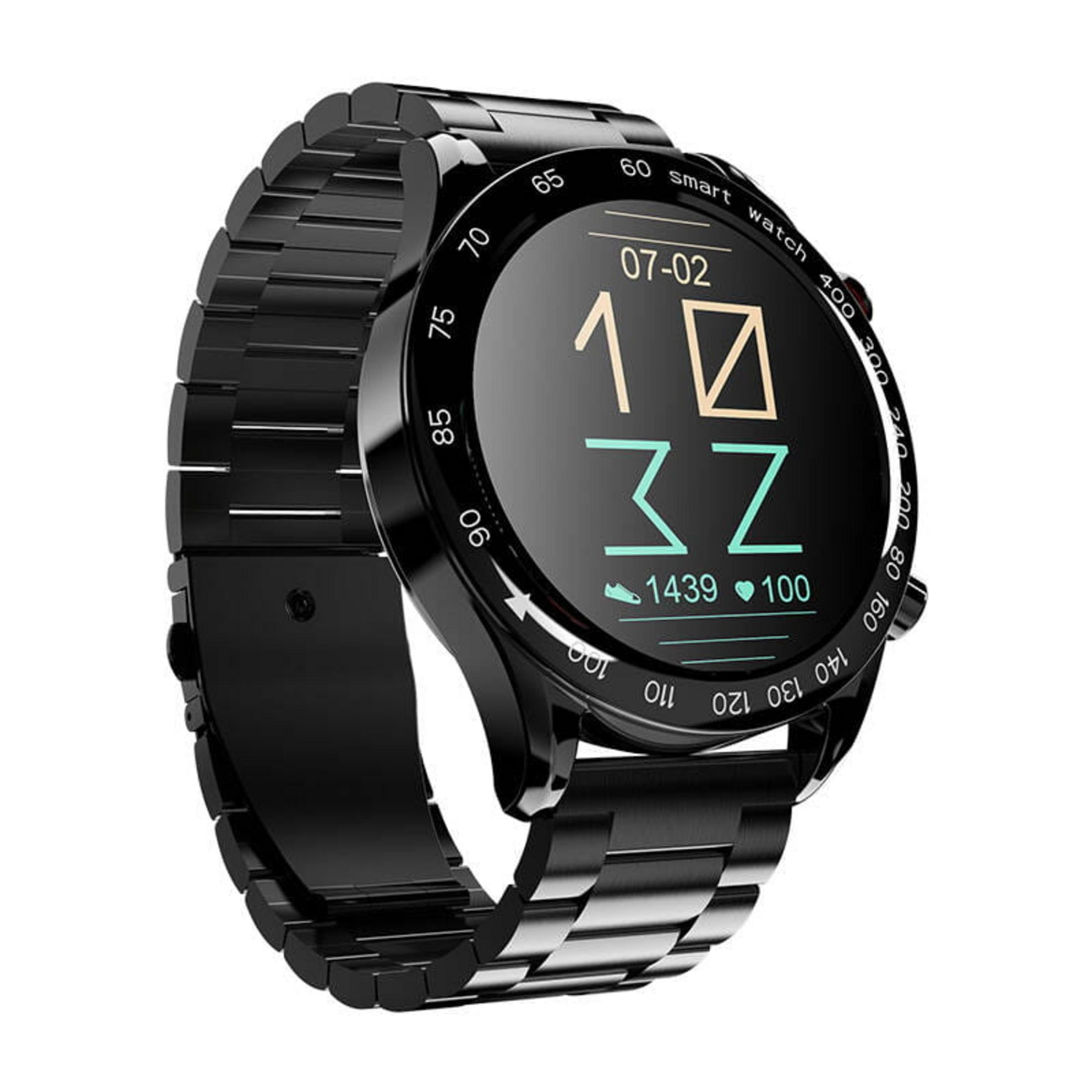 Czarny smartwatch z metalową bransoletą. Ekran pokazuje datę, godzinę, kroki i tętno. Zegarek ma okrągłą tarczę.
