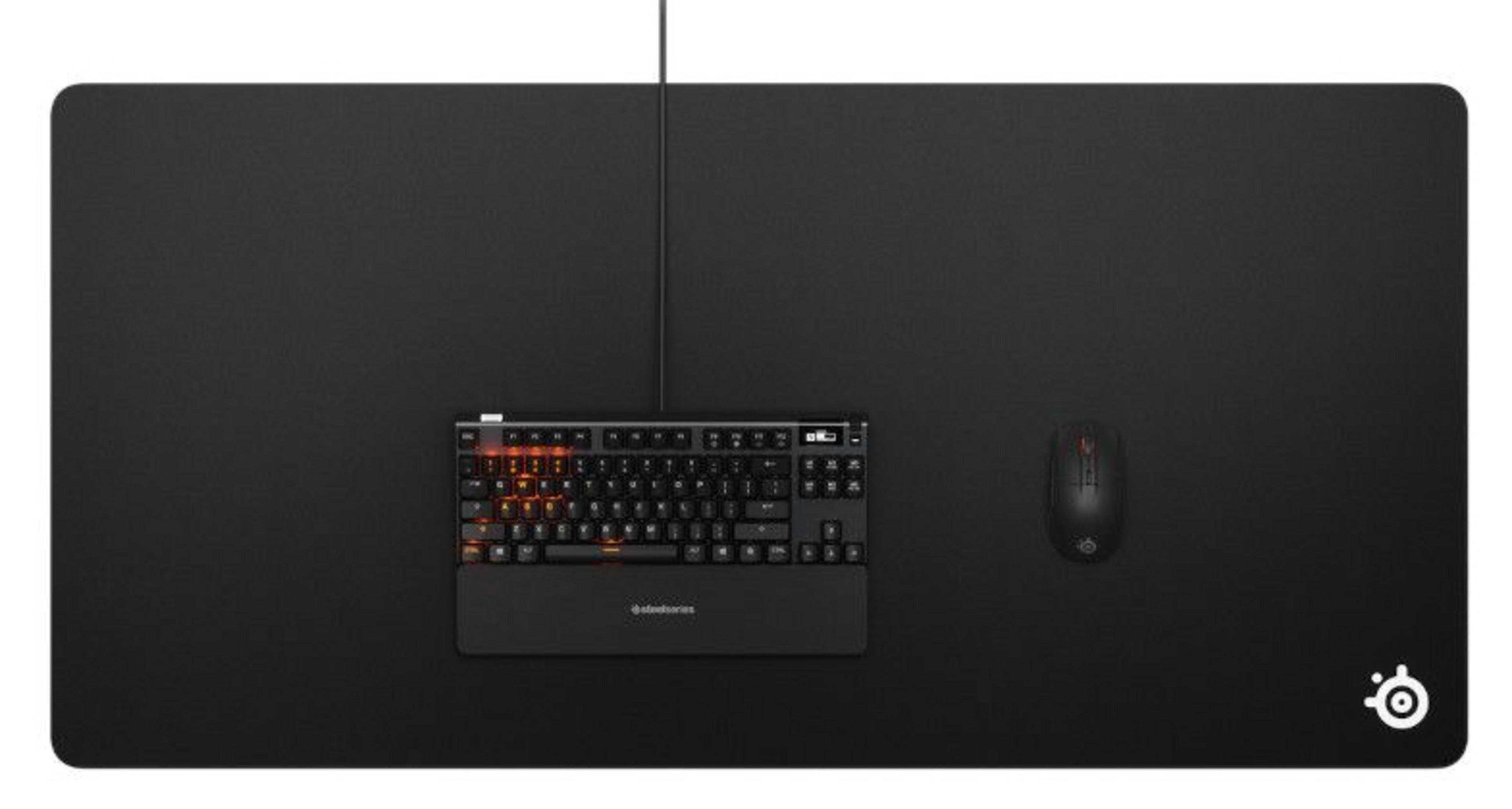 Czarny zestaw biurkowy z klawiaturą, myszką i podkładką. Klawiatura ma pomarańczowe światła. Mysz po prawej. Logo Steelseries.