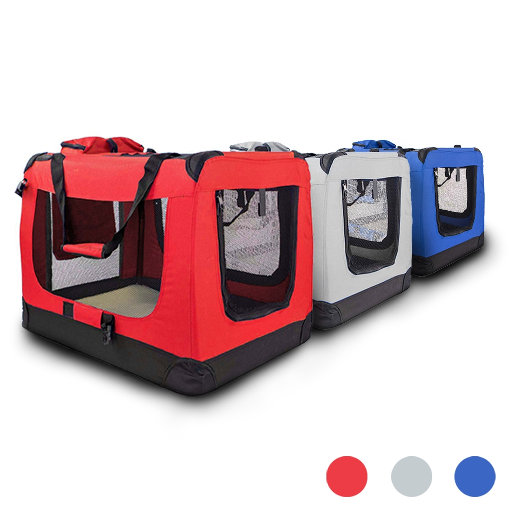 Tres transportines para mascotas: rojo, gris y azul. Cada uno tiene base negra y ventana de malla. Asas visibles arriba.