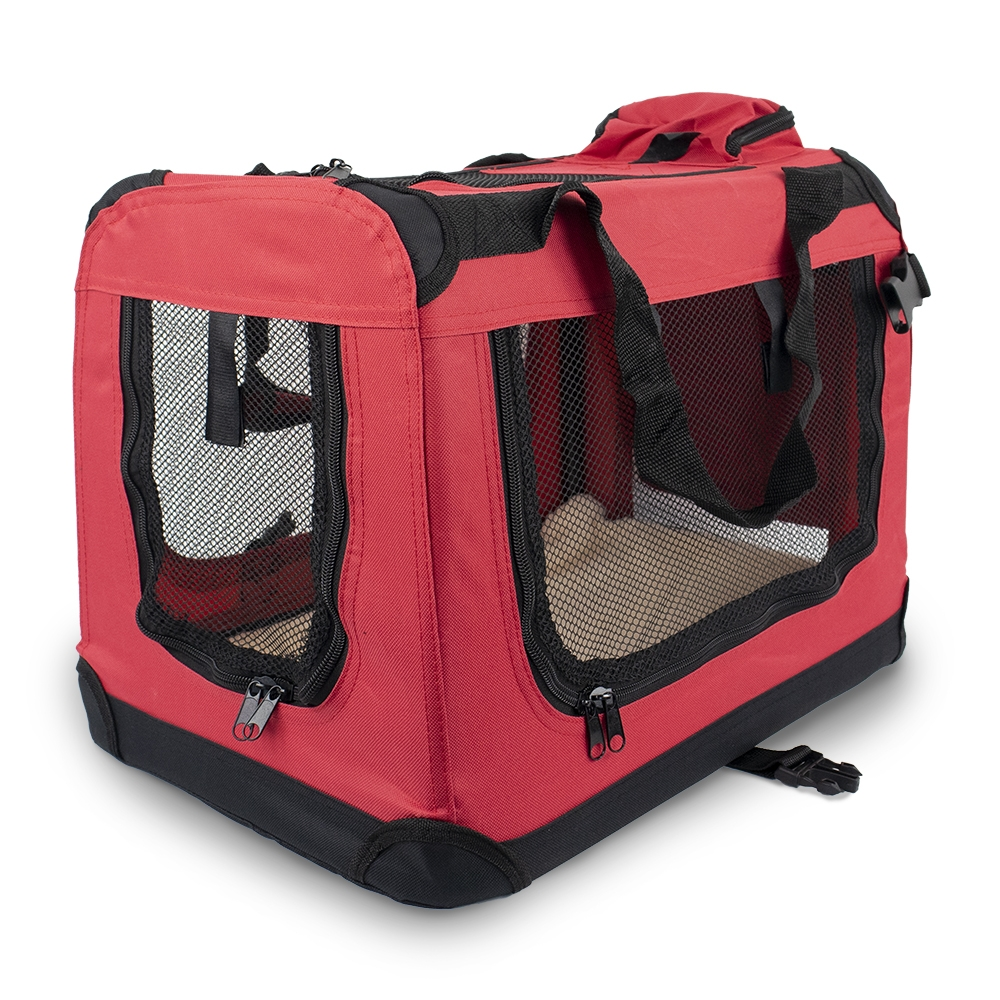 Un transportín rojo y negro para mascotas con ventanas de malla y asa negra, sobre fondo blanco.