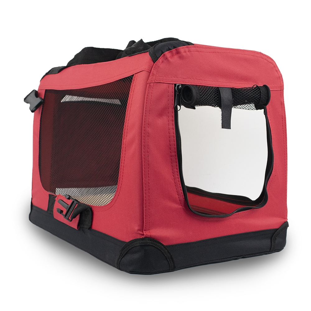Un transportín rojo y negro para mascotas con ventanas de malla y puerta con cremallera. Tiene asa y hebillas.
