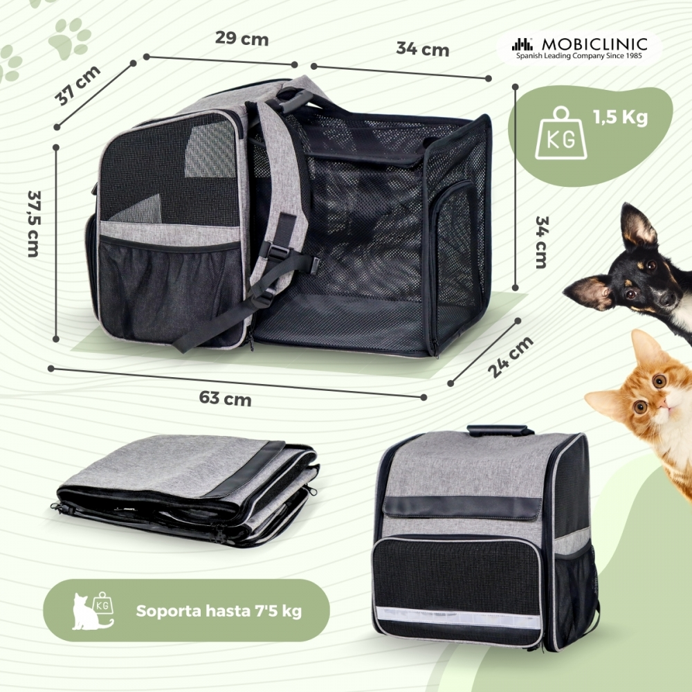 Mochila transportadora para mascotas gris y negra, dimensiones mostradas. También, una alfombra plegada y una mochila pequeña. Dos mascotas en el fondo.