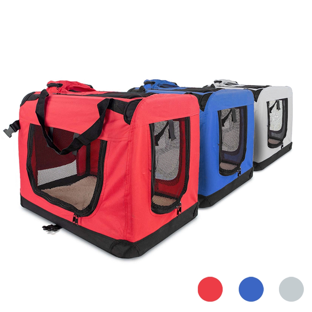 Tres transportines para mascotas: rojo, azul y gris. Cada uno tiene ventana de malla, ribete negro y asas. El rojo está en primer plano.