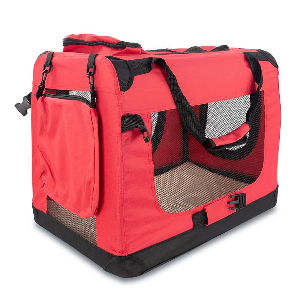 Transportín rojo y negro para mascotas. Cuenta con ventanas de malla, asas de transporte y un bolsillo lateral. El transportín está sobre un fondo blanco.