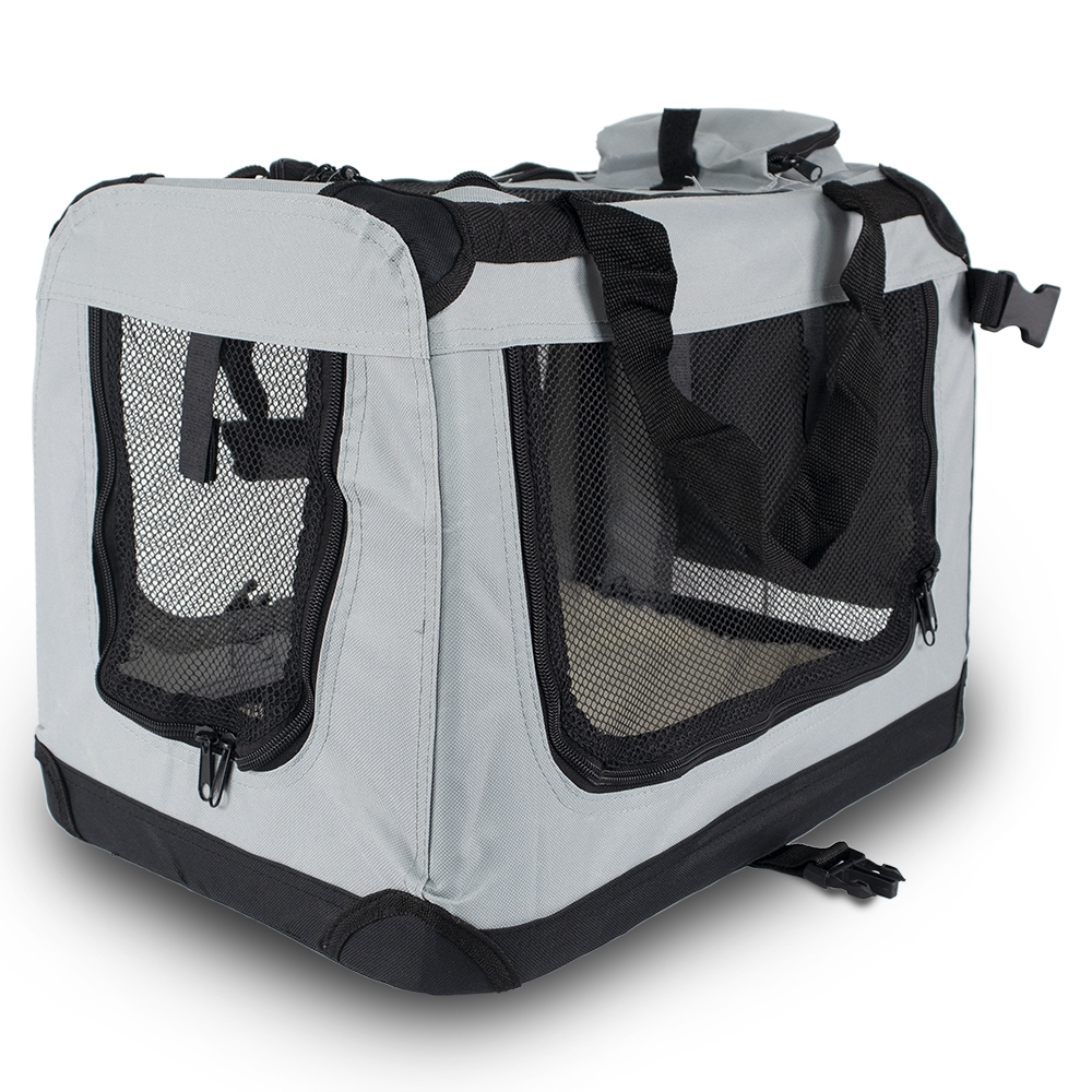 Un transportín para mascotas gris y negro con ventanas de malla, cremalleras y un asa. El transportín está sobre un fondo blanco.