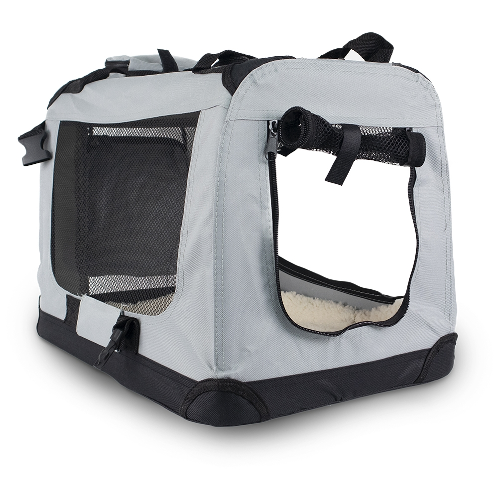 Un transportín gris para mascotas con detalles negros. Tiene ventanas de malla, una puerta con cremallera y un interior suave. Se ven asas.