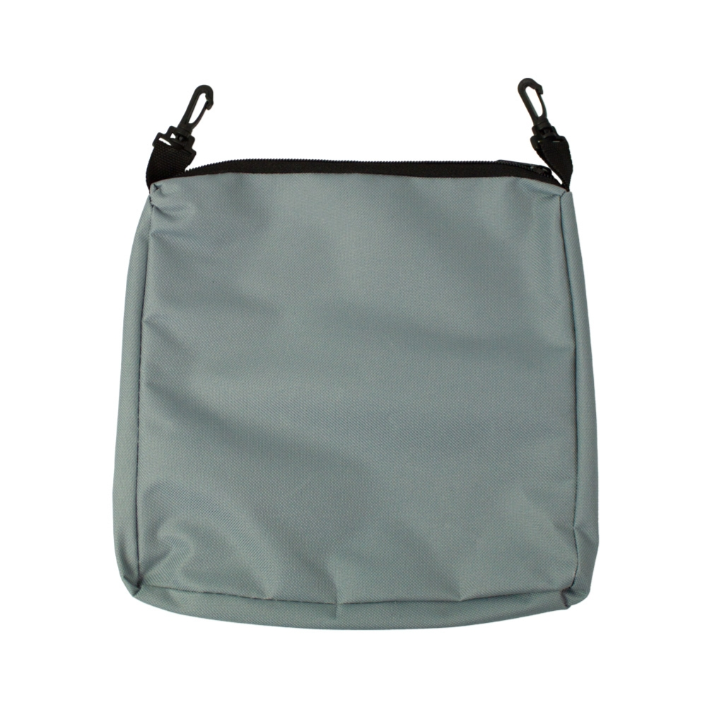 Una bandolera gris con cremallera y correas negras. La bolsa es cuadrada con dos clips negros en la parte superior.