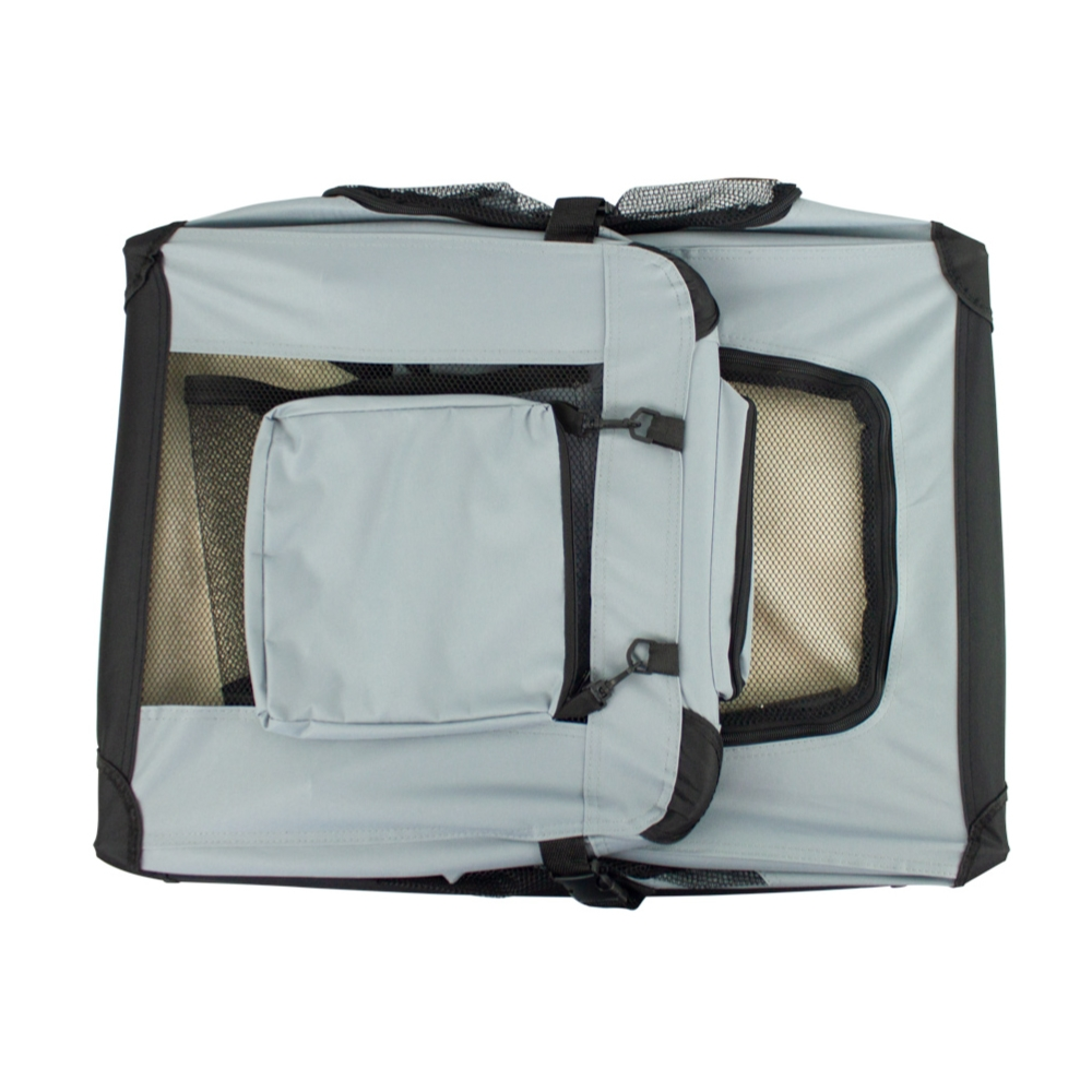 Un transportín gris para mascotas con ribete negro. Tiene ventanas de malla y una puerta delantera. También tiene bolsillos y clips.