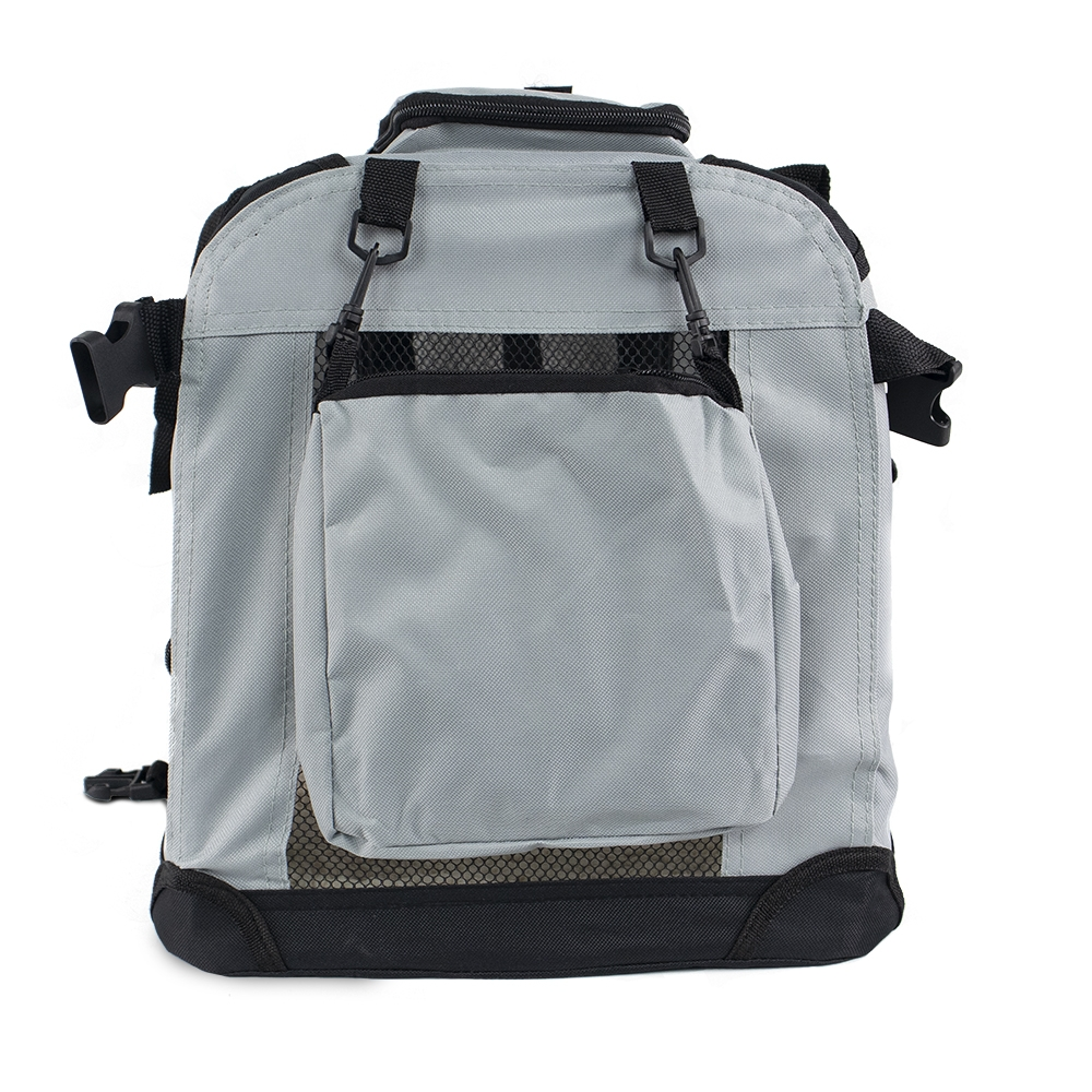 Transportín gris para mascotas con detalles negros. Tiene un pequeño bolsillo y paneles de malla para ventilación. Sobre fondo blanco.