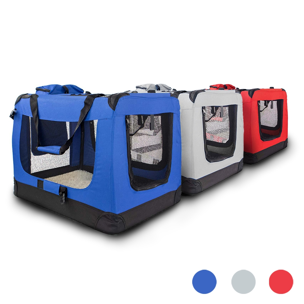 Tres transportines para mascotas: azul, gris y rojo. Cada uno tiene una base negra y ventanas de malla. El azul tiene un asa. Fondo blanco.